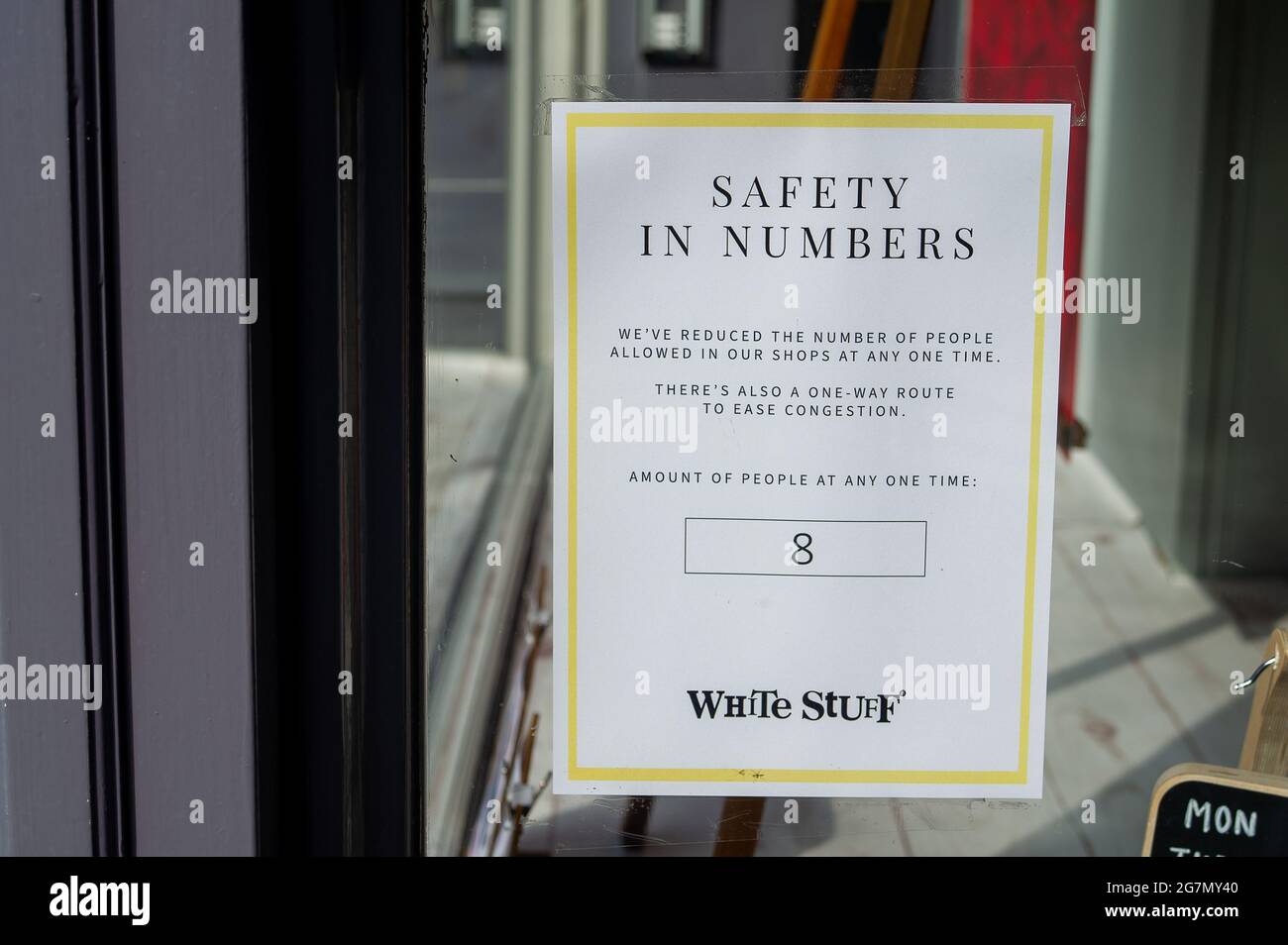 Windsor, Berkshire, Regno Unito. 14 luglio 2021. Un Covid-19 misura l'avviso in una vetrina a Windsor. 1200 scienziati e medici si sono espressi contro la rimozione di distanza sociale e l'obbligo legale di indossare maschere facciali, mentre in negozi da lunedì 19 luglio 2021, in quanto temono che questo aumenterà il numero crescente di casi Covid-19 ancora di più. Credito: Maureen McLean/Alamy Foto Stock