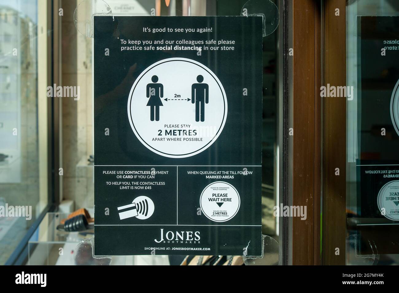 Windsor, Berkshire, Regno Unito. 14 luglio 2021. Un Covid-19 misura l'avviso in una vetrina a Windsor. 1200 scienziati e medici si sono espressi contro la rimozione di distanza sociale e l'obbligo legale di indossare maschere facciali, mentre in negozi da lunedì 19 luglio 2021, in quanto temono che questo aumenterà il numero crescente di casi Covid-19 ancora di più. Credito: Maureen McLean/Alamy Foto Stock