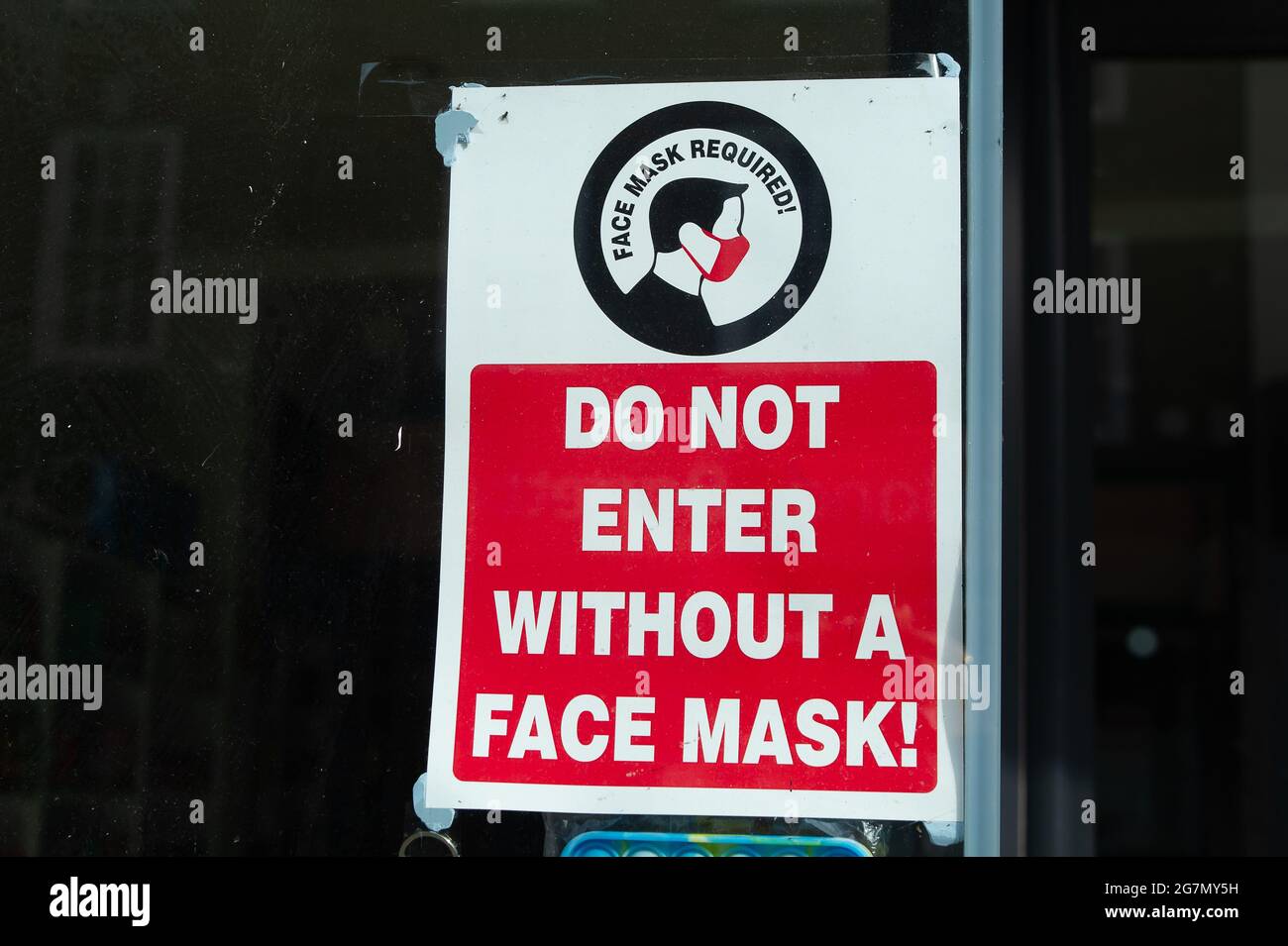 Windsor, Berkshire, Regno Unito. 14 luglio 2021. Un Covid-19 misura l'avviso in una vetrina a Windsor. 1200 scienziati e medici si sono espressi contro la rimozione di distanza sociale e l'obbligo legale di indossare maschere facciali, mentre in negozi da lunedì 19 luglio 2021, in quanto temono che questo aumenterà il numero crescente di casi Covid-19 ancora di più. Credito: Maureen McLean/Alamy Foto Stock