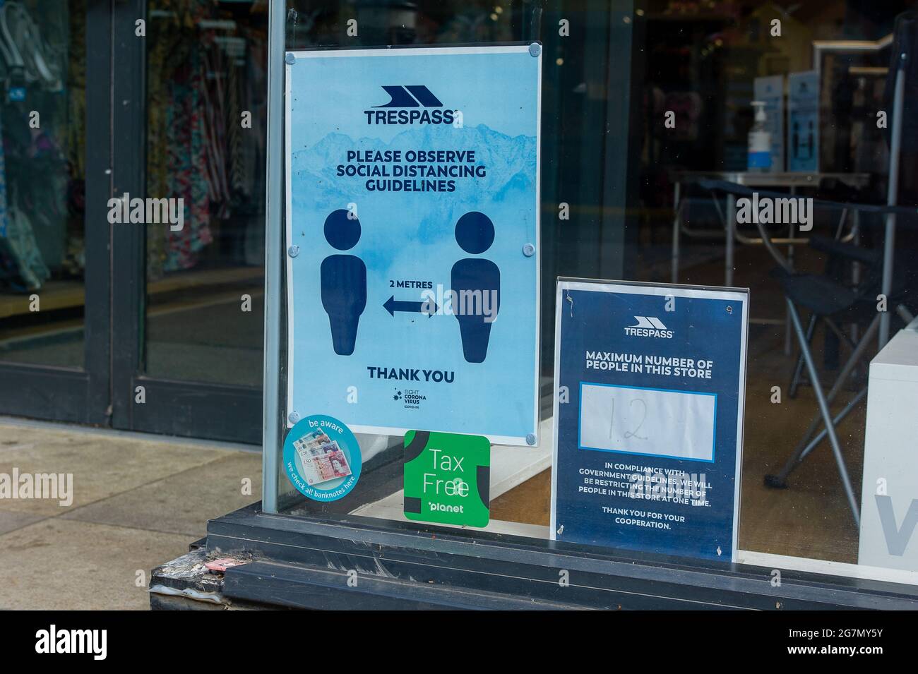 Windsor, Berkshire, Regno Unito. 14 luglio 2021. Un Covid-19 misura l'avviso in una vetrina a Windsor. 1200 scienziati e medici si sono espressi contro la rimozione di distanza sociale e l'obbligo legale di indossare maschere facciali, mentre in negozi da lunedì 19 luglio 2021, in quanto temono che questo aumenterà il numero crescente di casi Covid-19 ancora di più. Credito: Maureen McLean/Alamy Foto Stock