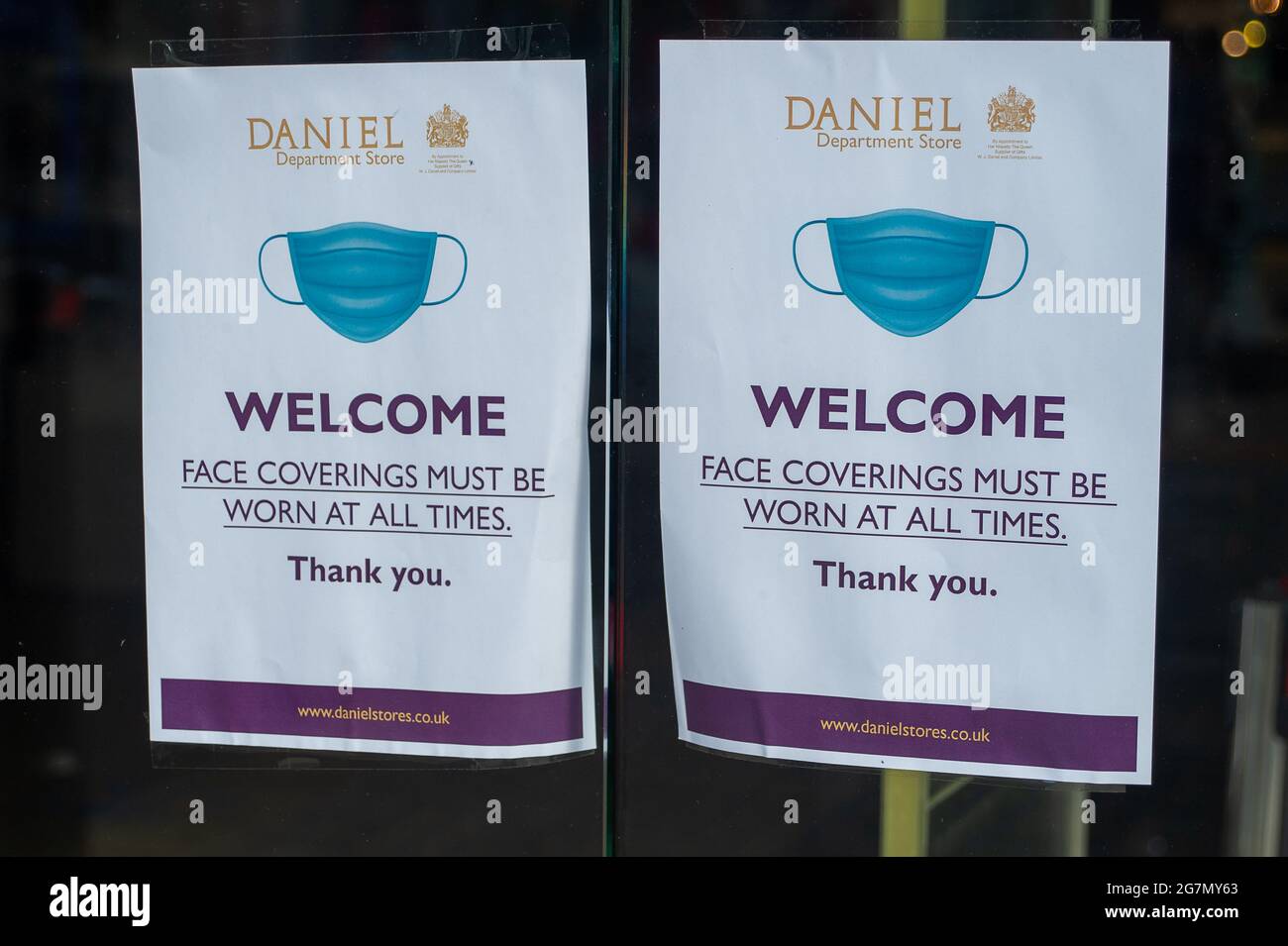 Windsor, Berkshire, Regno Unito. 14 luglio 2021. Un Covid-19 misura l'avviso in una vetrina a Windsor. 1200 scienziati e medici si sono espressi contro la rimozione di distanza sociale e l'obbligo legale di indossare maschere facciali, mentre in negozi da lunedì 19 luglio 2021, in quanto temono che questo aumenterà il numero crescente di casi Covid-19 ancora di più. Credito: Maureen McLean/Alamy Foto Stock