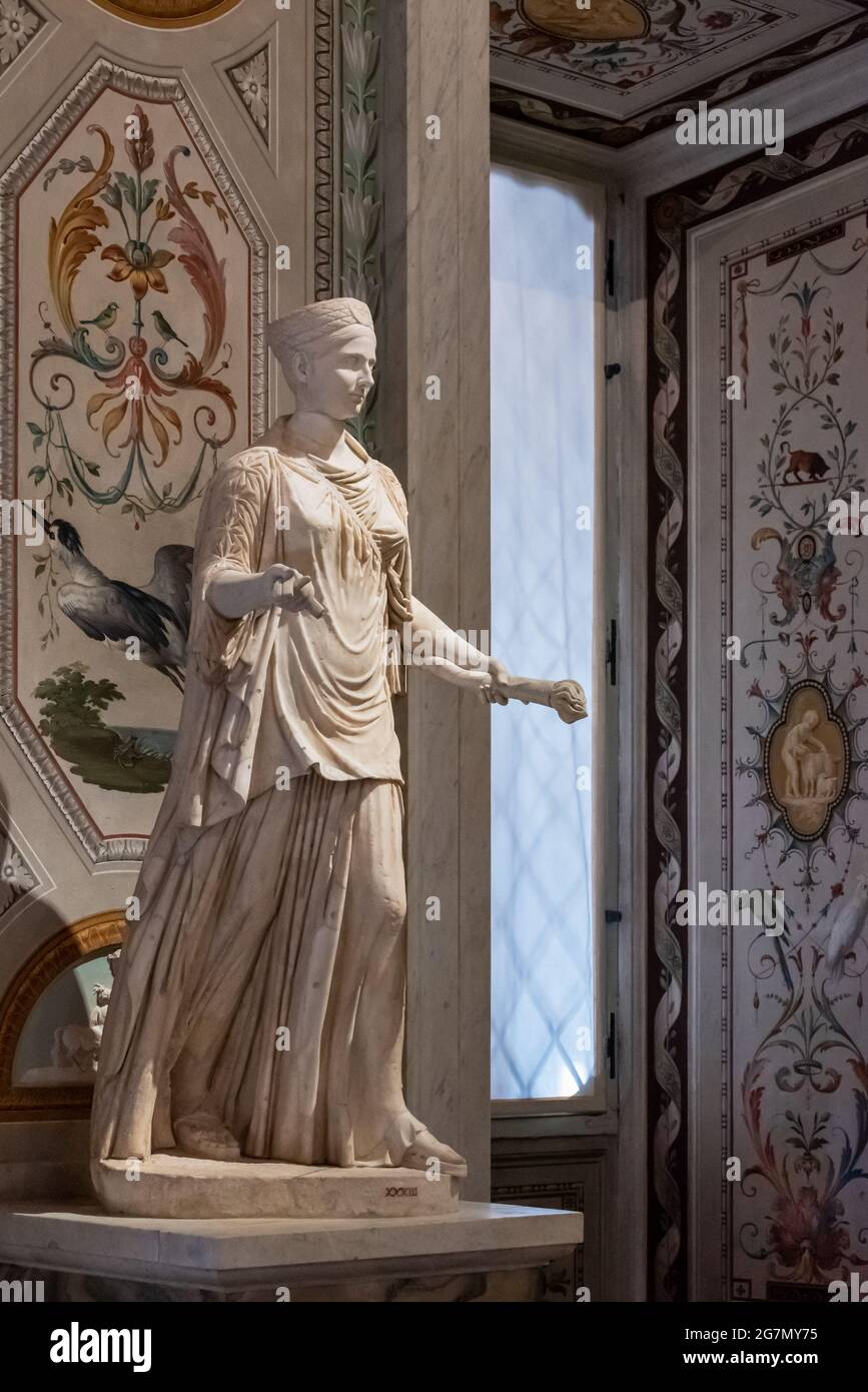 Antica statua marmorea di donna medievale all'interno dei Musei vaticani Foto Stock