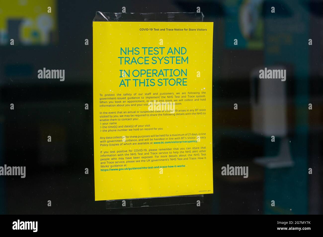 Windsor, Berkshire, Regno Unito. 14 luglio 2021. Un avviso di test e tracciamento NHS Covid-19 nella finestra dell'EE store di Windsor. 1200 scienziati e medici si sono espressi contro la rimozione di distanza sociale e l'obbligo legale di indossare maschere facciali, mentre in negozi da lunedì 19 luglio 2021, in quanto temono che questo aumenterà il numero crescente di casi Covid-19 ancora di più. Credito: Maureen McLean/Alamy Foto Stock