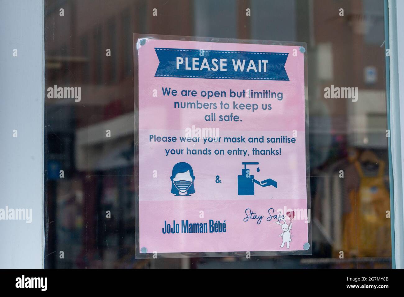 Windsor, Berkshire, Regno Unito. 14 luglio 2021. Un Covid-19 misura l'avviso nella vetrina JoJo Maman Bebe a Windsor. 1200 scienziati e medici si sono espressi contro la rimozione di distanza sociale e l'obbligo legale di indossare maschere facciali, mentre in negozi da lunedì 19 luglio 2021, in quanto temono che questo aumenterà il numero crescente di casi Covid-19 ancora di più. Credito: Maureen McLean/Alamy Foto Stock