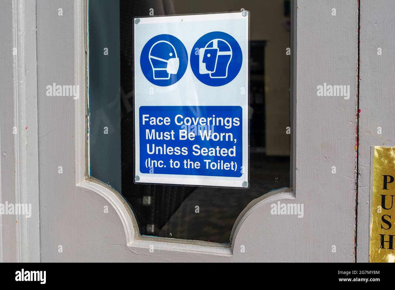 Windsor, Berkshire, Regno Unito. 14 luglio 2021. Un Covid-19 copriviso avviso in una finestra di un ristorante a Windsor. 1200 scienziati e medici si sono espressi contro la rimozione di distanza sociale e l'obbligo legale di indossare maschere facciali, mentre in negozi da lunedì 19 luglio 2021, in quanto temono che questo aumenterà il numero crescente di casi Covid-19 ancora di più. Credito: Maureen McLean/Alamy Foto Stock