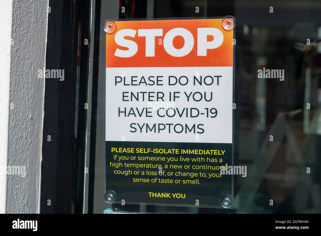 Windsor, Berkshire, Regno Unito. 14 luglio 2021. A non entrare se si ha Covid-19 sintomi avviso in una finestra parrucchieri a Windsor. 1200 scienziati e medici si sono espressi contro la rimozione di distanza sociale e l'obbligo legale di indossare maschere facciali, mentre in negozi da lunedì 19 luglio 2021, in quanto temono che questo aumenterà il numero crescente di casi Covid-19 ancora di più. Credito: Maureen McLean/Alamy Foto Stock