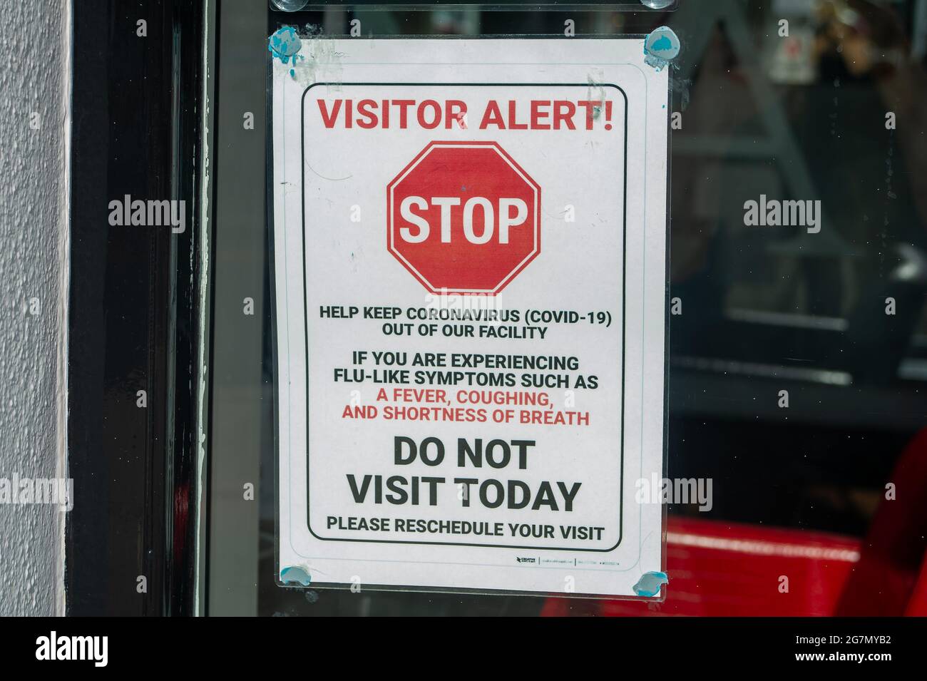 Windsor, Berkshire, Regno Unito. 14 luglio 2021. A non entrare se si ha Covid-19 sintomi avviso in una finestra parrucchieri a Windsor. 1200 scienziati e medici si sono espressi contro la rimozione di distanza sociale e l'obbligo legale di indossare maschere facciali, mentre in negozi da lunedì 19 luglio 2021, in quanto temono che questo aumenterà il numero crescente di casi Covid-19 ancora di più. Credito: Maureen McLean/Alamy Foto Stock