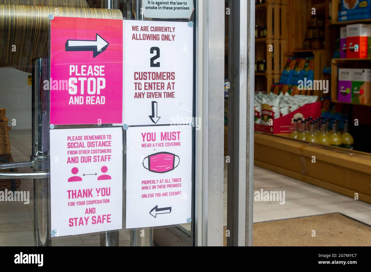 Windsor, Berkshire, Regno Unito. 14 luglio 2021. Un Covid-19 misura l'avviso in una finestra di un cafe a Windsor. 1200 scienziati e medici si sono espressi contro la rimozione di distanza sociale e l'obbligo legale di indossare maschere facciali, mentre in negozi da lunedì 19 luglio 2021, in quanto temono che questo aumenterà il numero crescente di casi Covid-19 ancora di più. Credito: Maureen McLean/Alamy Foto Stock