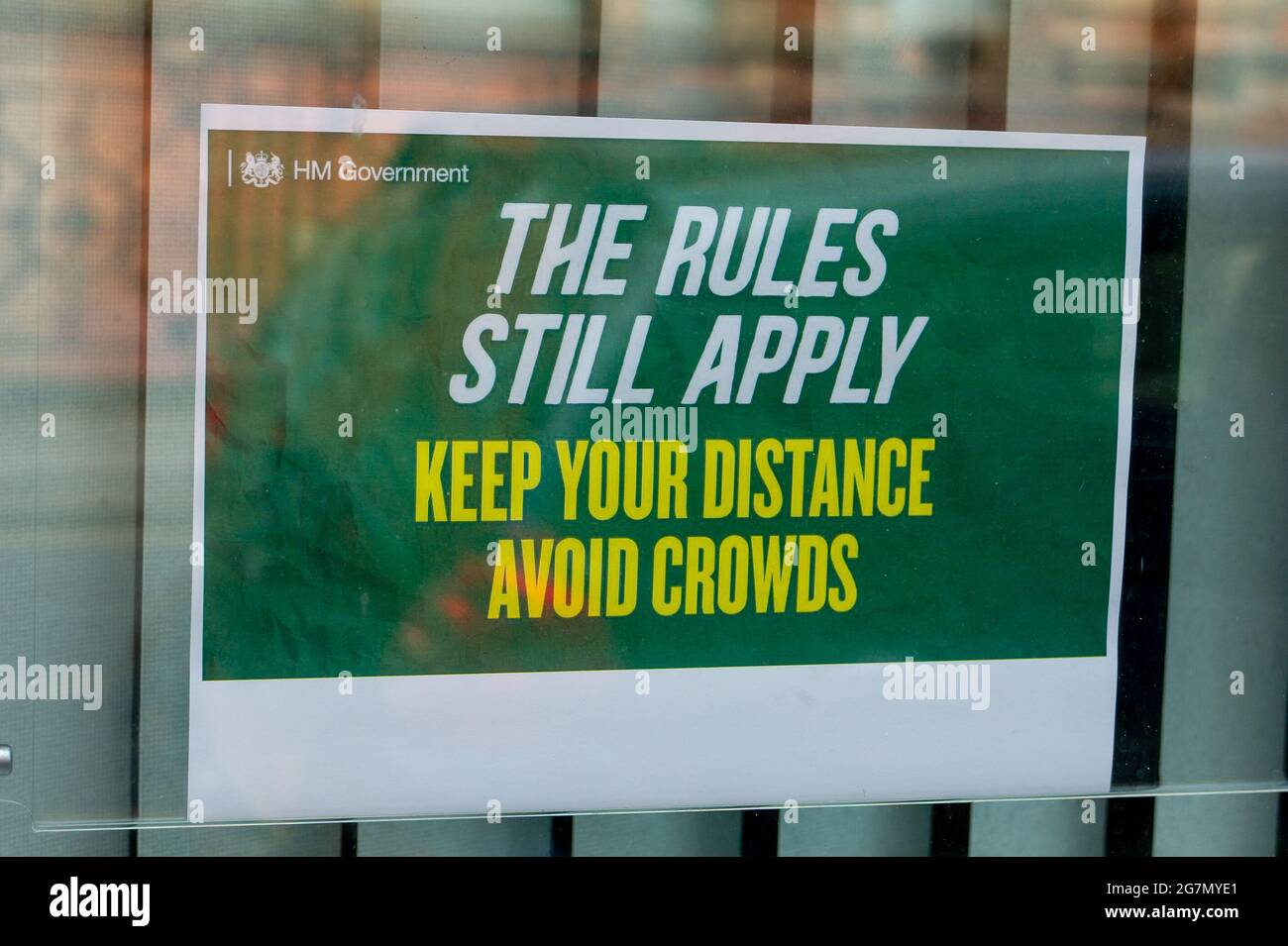Windsor, Berkshire, Regno Unito. 14 luglio 2021. Un avviso del Covid-19 nella finestra degli uffici conservatori di Windsor. 1200 scienziati e medici si sono espressi contro la rimozione di distanza sociale e l'obbligo legale di indossare maschere facciali, mentre in negozi da lunedì 19 luglio 2021, in quanto temono che questo aumenterà il numero crescente di casi Covid-19 ancora di più. Credito: Maureen McLean/Alamy Foto Stock