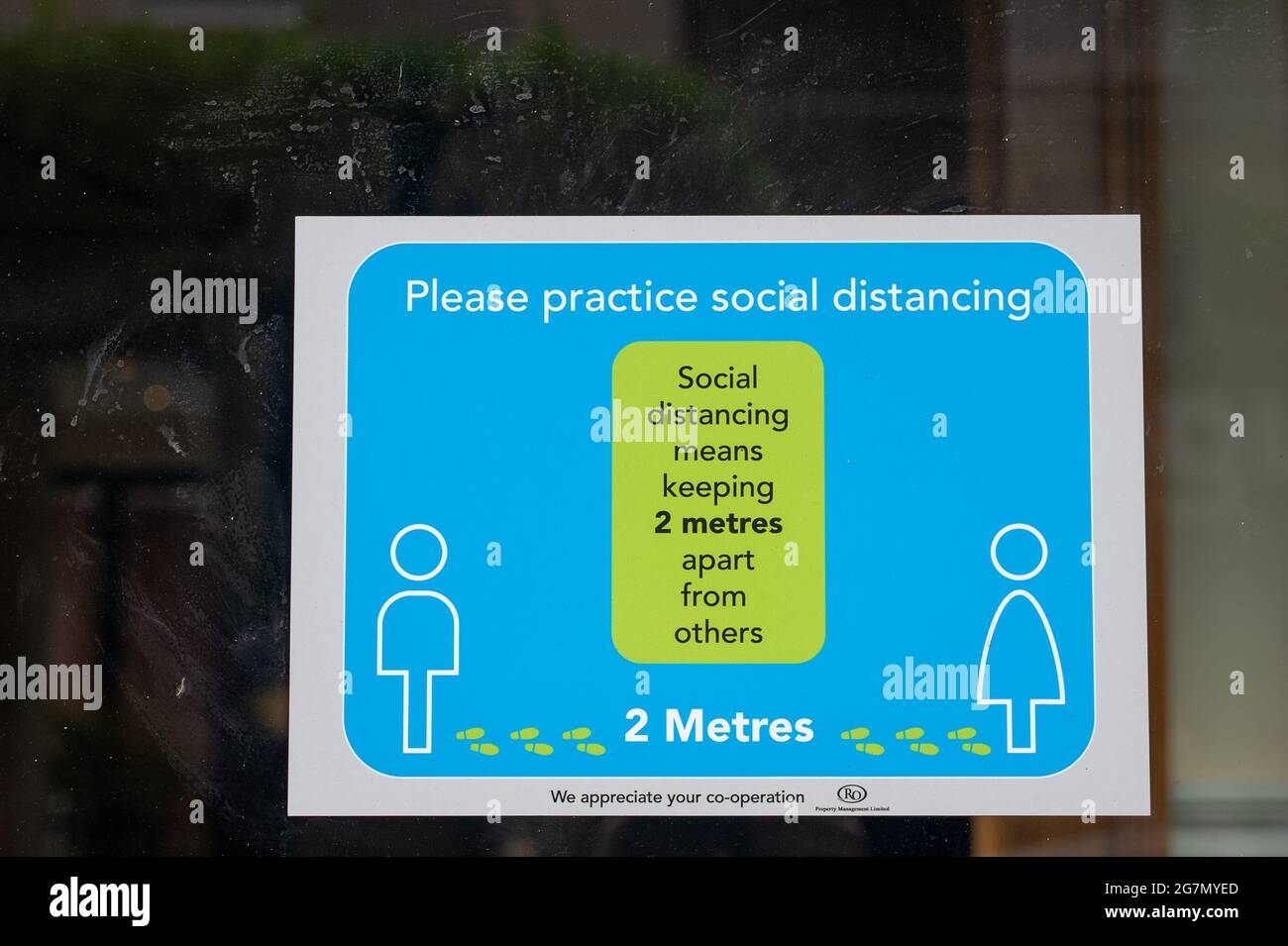 Windsor, Berkshire, Regno Unito. 14 luglio 2021. Un Covid-19 misura l'avviso in una vetrina a Windsor. 1200 scienziati e medici si sono espressi contro la rimozione di distanza sociale e l'obbligo legale di indossare maschere facciali, mentre in negozi da lunedì 19 luglio 2021, in quanto temono che questo aumenterà il numero crescente di casi Covid-19 ancora di più. Credito: Maureen McLean/Alamy Foto Stock