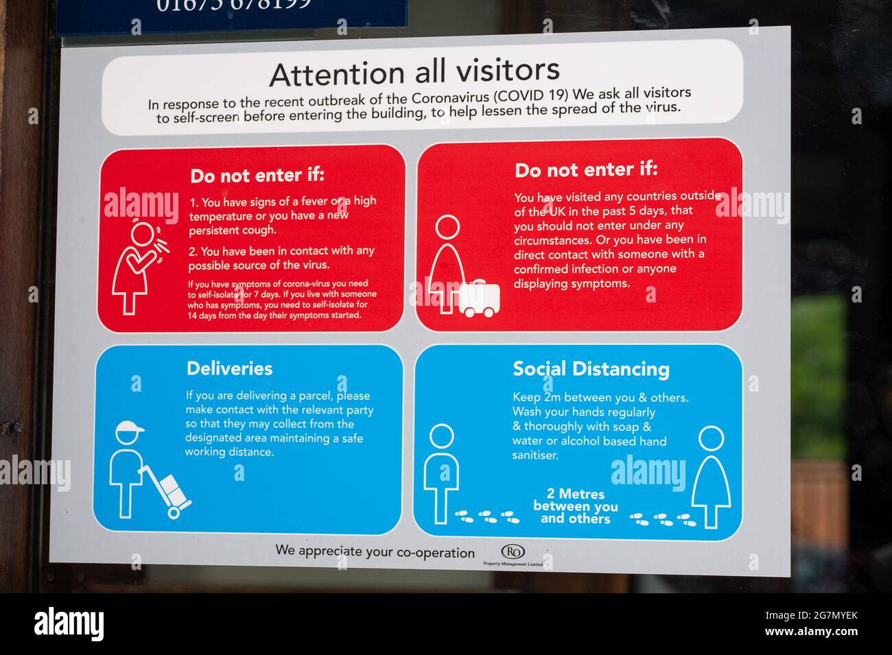 Windsor, Berkshire, Regno Unito. 14 luglio 2021. Un Covid-19 misura l'avviso in una vetrina a Windsor. 1200 scienziati e medici si sono espressi contro la rimozione di distanza sociale e l'obbligo legale di indossare maschere facciali, mentre in negozi da lunedì 19 luglio 2021, in quanto temono che questo aumenterà il numero crescente di casi Covid-19 ancora di più. Credito: Maureen McLean/Alamy Foto Stock