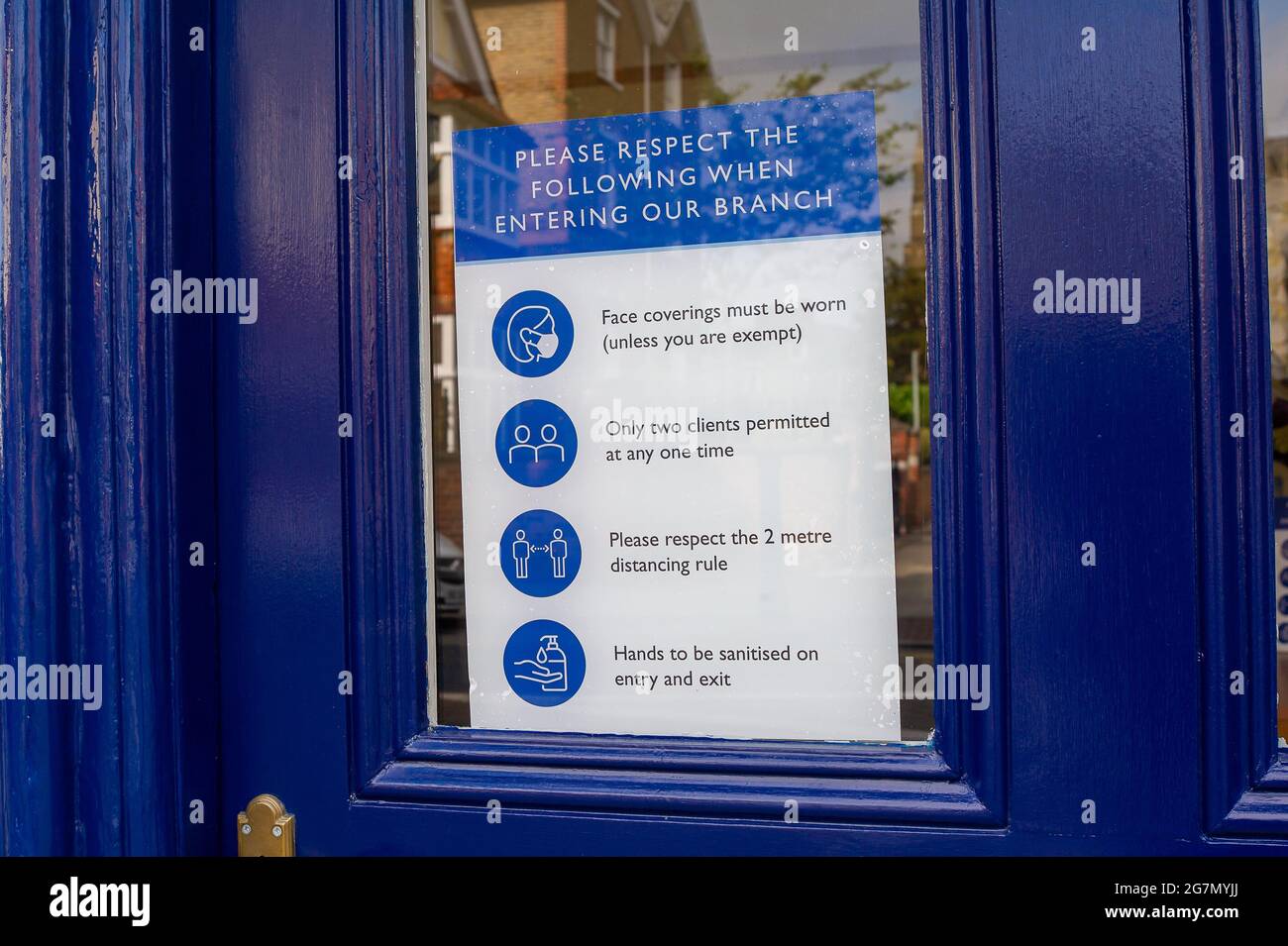 Windsor, Berkshire, Regno Unito. 14 luglio 2021. Un Covid-19 misura l'avviso in una vetrina a Windsor. 1200 scienziati e medici si sono espressi contro la rimozione di distanza sociale e l'obbligo legale di indossare maschere facciali, mentre in negozi da lunedì 19 luglio 2021, in quanto temono che questo aumenterà il numero crescente di casi Covid-19 ancora di più. Credito: Maureen McLean/Alamy Foto Stock