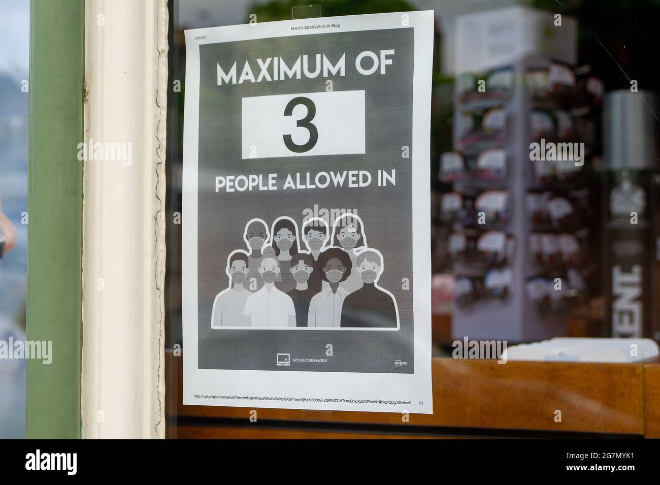 Windsor, Berkshire, Regno Unito. 14 luglio 2021. Un Covid-19 misura l'avviso in una finestra di farmacia in Windsor. 1200 scienziati e medici si sono espressi contro la rimozione di distanza sociale e l'obbligo legale di indossare maschere facciali, mentre in negozi da lunedì 19 luglio 2021, in quanto temono che questo aumenterà il numero crescente di casi Covid-19 ancora di più. Credito: Maureen McLean/Alamy Foto Stock