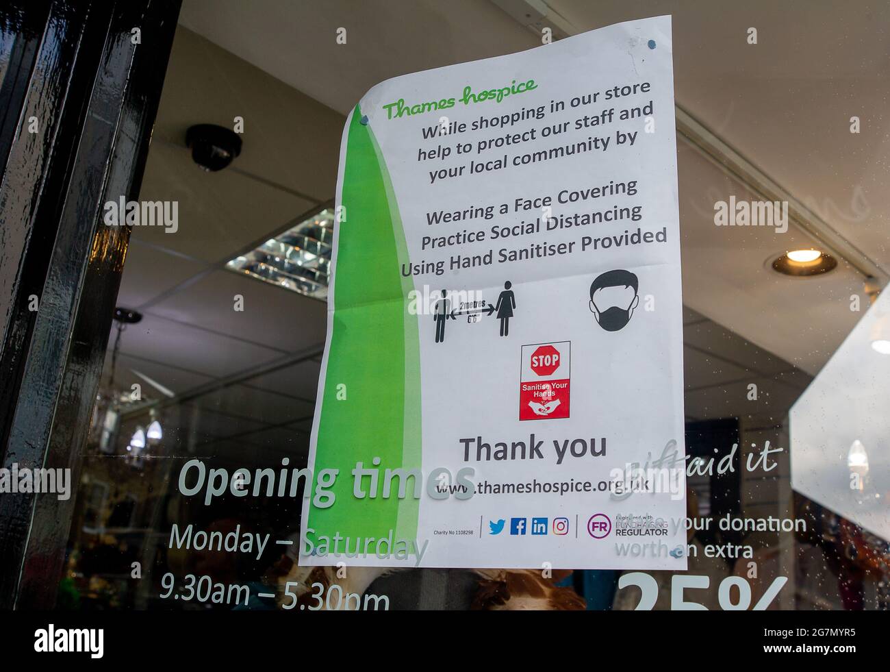 Windsor, Berkshire, Regno Unito. 14 luglio 2021. Un avviso Covid-19 nella finestra del Thames Hospice Charity Shop a Windsor. 1200 scienziati e medici si sono espressi contro la rimozione di distanza sociale e l'obbligo legale di indossare maschere facciali, mentre in negozi da lunedì 19 luglio 2021, in quanto temono che questo aumenterà il numero crescente di casi Covid-19 ancora di più. Credito: Maureen McLean/Alamy Foto Stock