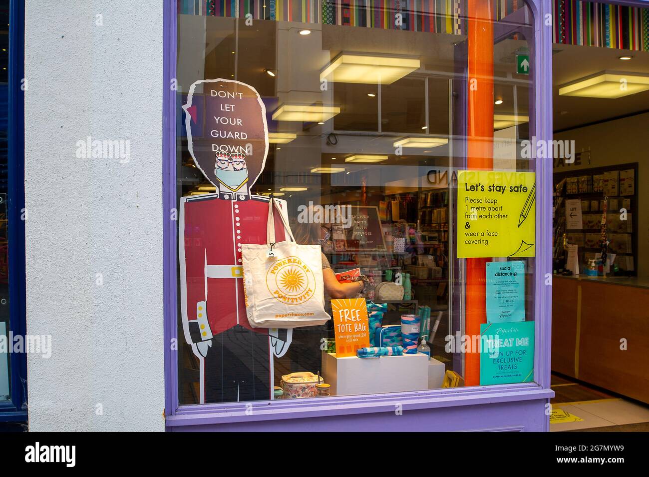 Windsor, Berkshire, Regno Unito. 14 luglio 2021. A non lasciare che la tua guardia si accorga in una vetrina a Windsor. 1200 scienziati e medici si sono espressi contro la rimozione di distanza sociale e l'obbligo legale di indossare maschere facciali, mentre in negozi da lunedì 19 luglio 2021, in quanto temono che questo aumenterà il numero crescente di casi Covid-19 ancora di più. Credito: Maureen McLean/Alamy Foto Stock