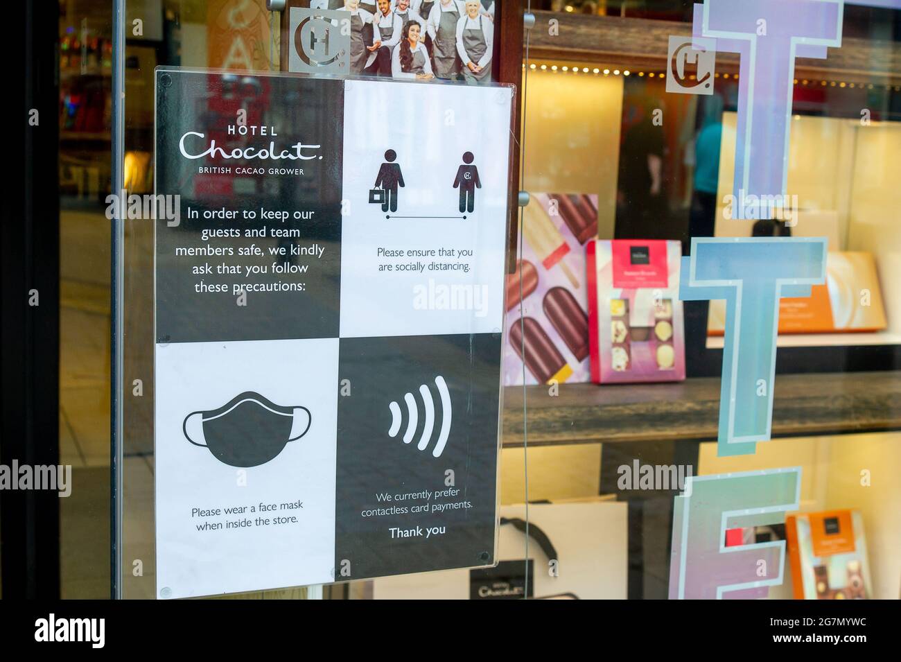 Windsor, Berkshire, Regno Unito. 14 luglio 2021. Un Covid-19 misura l'avviso in una vetrina a Windsor. 1200 scienziati e medici si sono espressi contro la rimozione di distanza sociale e l'obbligo legale di indossare maschere facciali, mentre in negozi da lunedì 19 luglio 2021, in quanto temono che questo aumenterà il numero crescente di casi Covid-19 ancora di più. Credito: Maureen McLean/Alamy Foto Stock