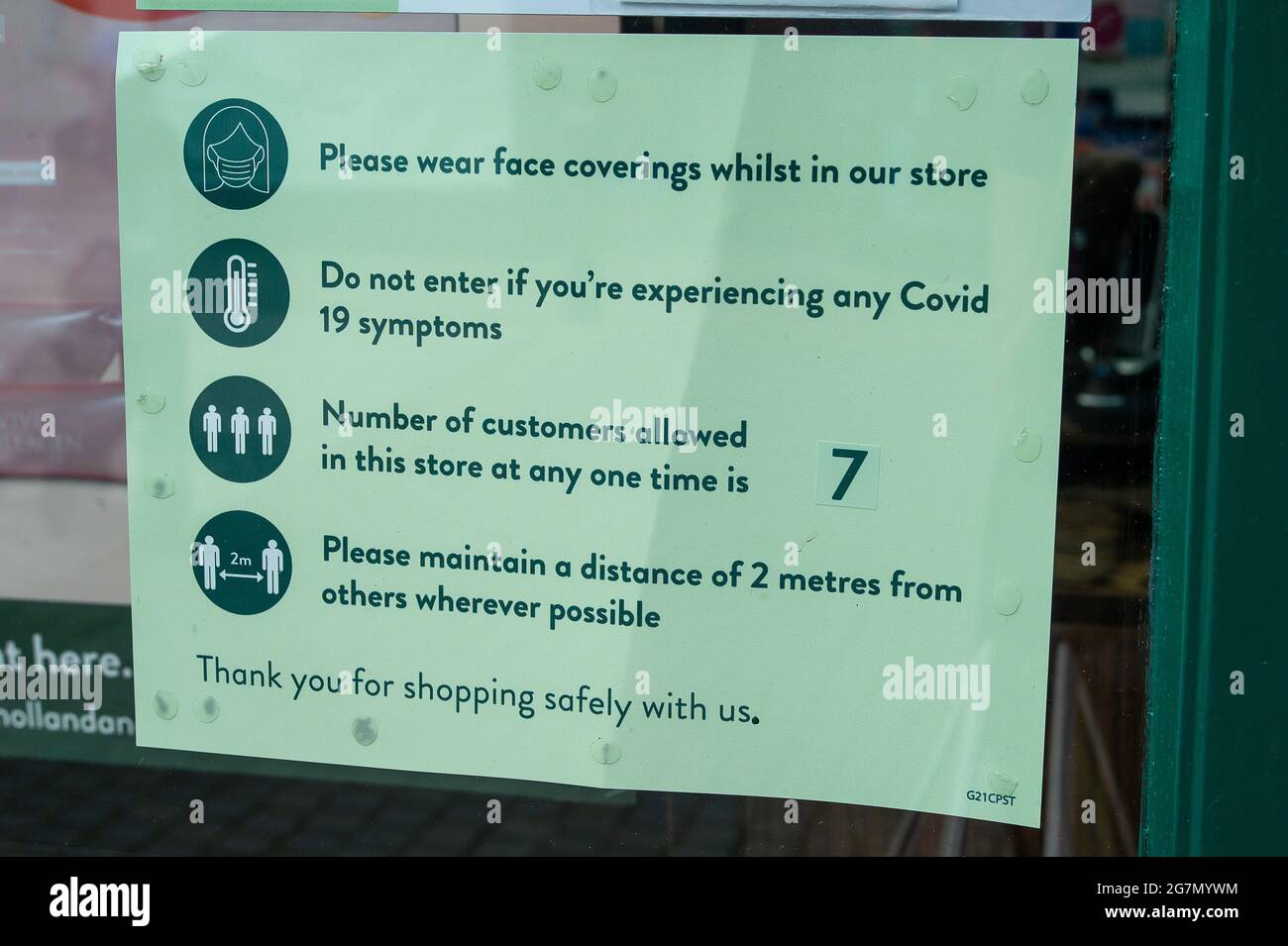 Windsor, Berkshire, Regno Unito. 14 luglio 2021. Un Covid-19 misura l'avviso in una vetrina a Windsor. 1200 scienziati e medici si sono espressi contro la rimozione di distanza sociale e l'obbligo legale di indossare maschere facciali, mentre in negozi da lunedì 19 luglio 2021, in quanto temono che questo aumenterà il numero crescente di casi Covid-19 ancora di più. Credito: Maureen McLean/Alamy Foto Stock