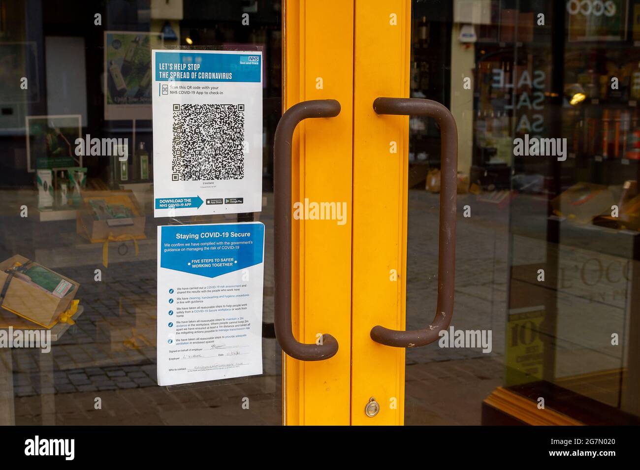 Windsor, Berkshire, Regno Unito. 14 luglio 2021. Un Covid-19 misura l'avviso in una vetrina a Windsor. 1200 scienziati e medici si sono espressi contro la rimozione di distanza sociale e l'obbligo legale di indossare maschere facciali, mentre in negozi da lunedì 19 luglio 2021, in quanto temono che questo aumenterà il numero crescente di casi Covid-19 ancora di più. Credito: Maureen McLean/Alamy Foto Stock