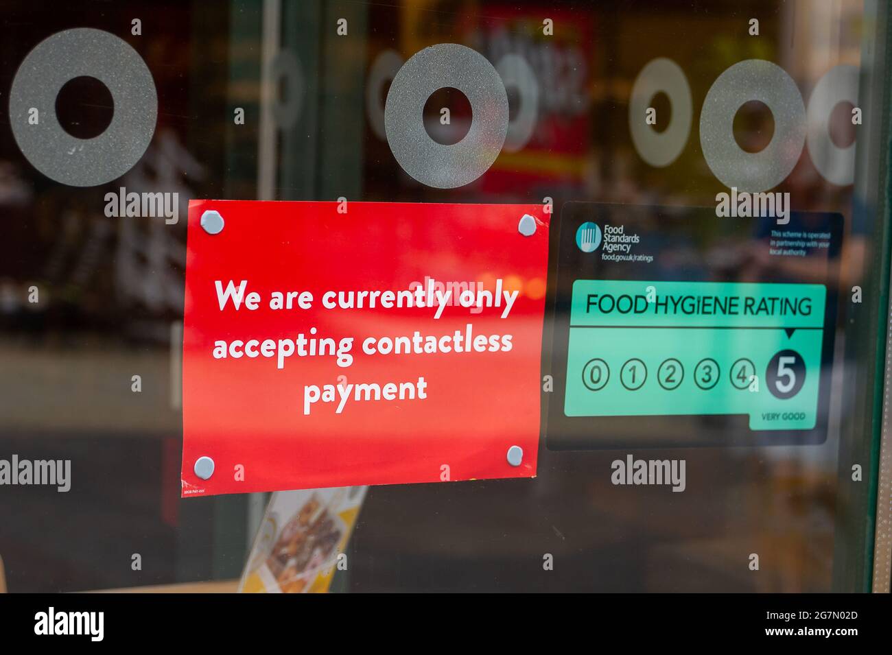 Windsor, Berkshire, Regno Unito. 14 luglio 2021. Un avviso di pagamento senza contatto solo in una finestra del ristorante. 1200 scienziati e medici si sono espressi contro la rimozione di distanza sociale e l'obbligo legale di indossare maschere facciali, mentre in negozi da lunedì 19 luglio 2021, in quanto temono che questo aumenterà il numero crescente di casi Covid-19 ancora di più. Credito: Maureen McLean/Alamy Foto Stock