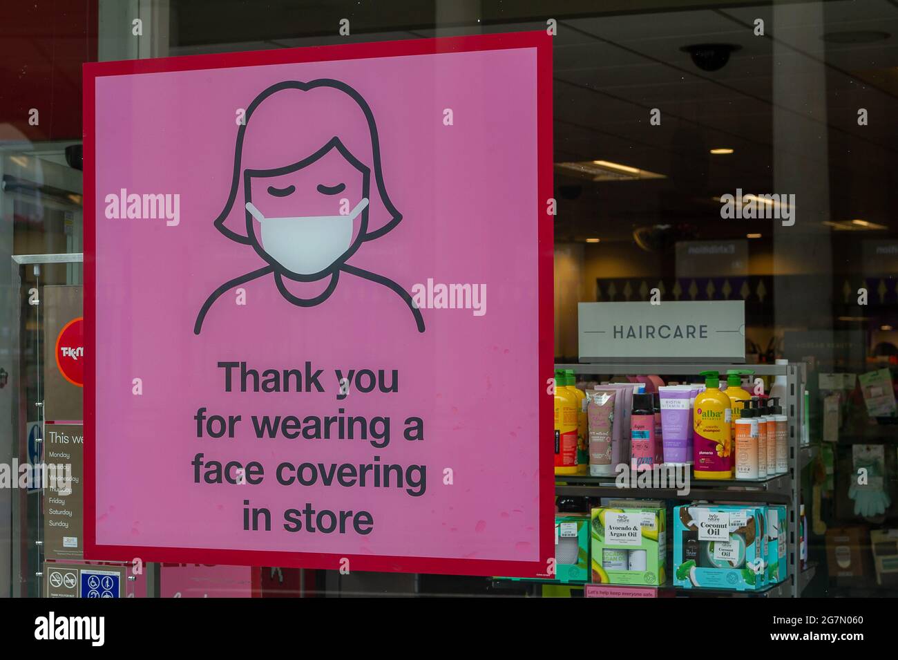 Windsor, Berkshire, Regno Unito. 14 luglio 2021. Un avviso di maschere facciali Covid-19 nella vetrina TK Maxx di Windsor. 1200 scienziati e medici si sono espressi contro la rimozione di distanza sociale e l'obbligo legale di indossare maschere facciali, mentre in negozi da lunedì 19 luglio 2021, in quanto temono che questo aumenterà il numero crescente di casi Covid-19 ancora di più. Credito: Maureen McLean/Alamy Foto Stock