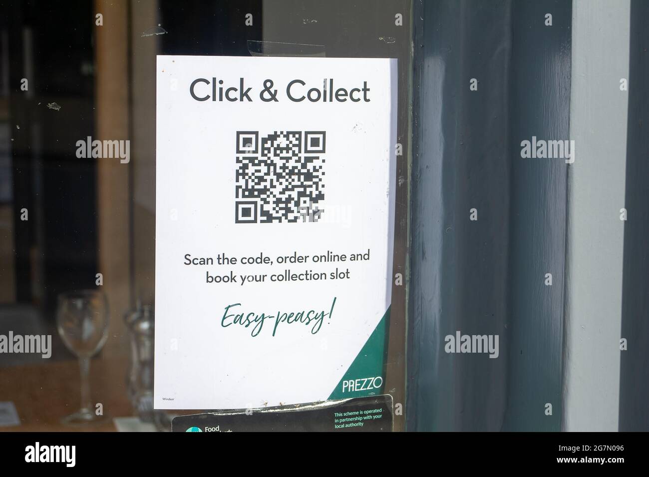 Windsor, Berkshire, Regno Unito. 14 luglio 2021. Un avviso di scatto e ritiro in una finestra di un ristorante a Windsor. 1200 scienziati e medici si sono espressi contro la rimozione di distanza sociale e l'obbligo legale di indossare maschere facciali, mentre in negozi da lunedì 19 luglio 2021, in quanto temono che questo aumenterà il numero crescente di casi Covid-19 ancora di più. Credito: Maureen McLean/Alamy Foto Stock