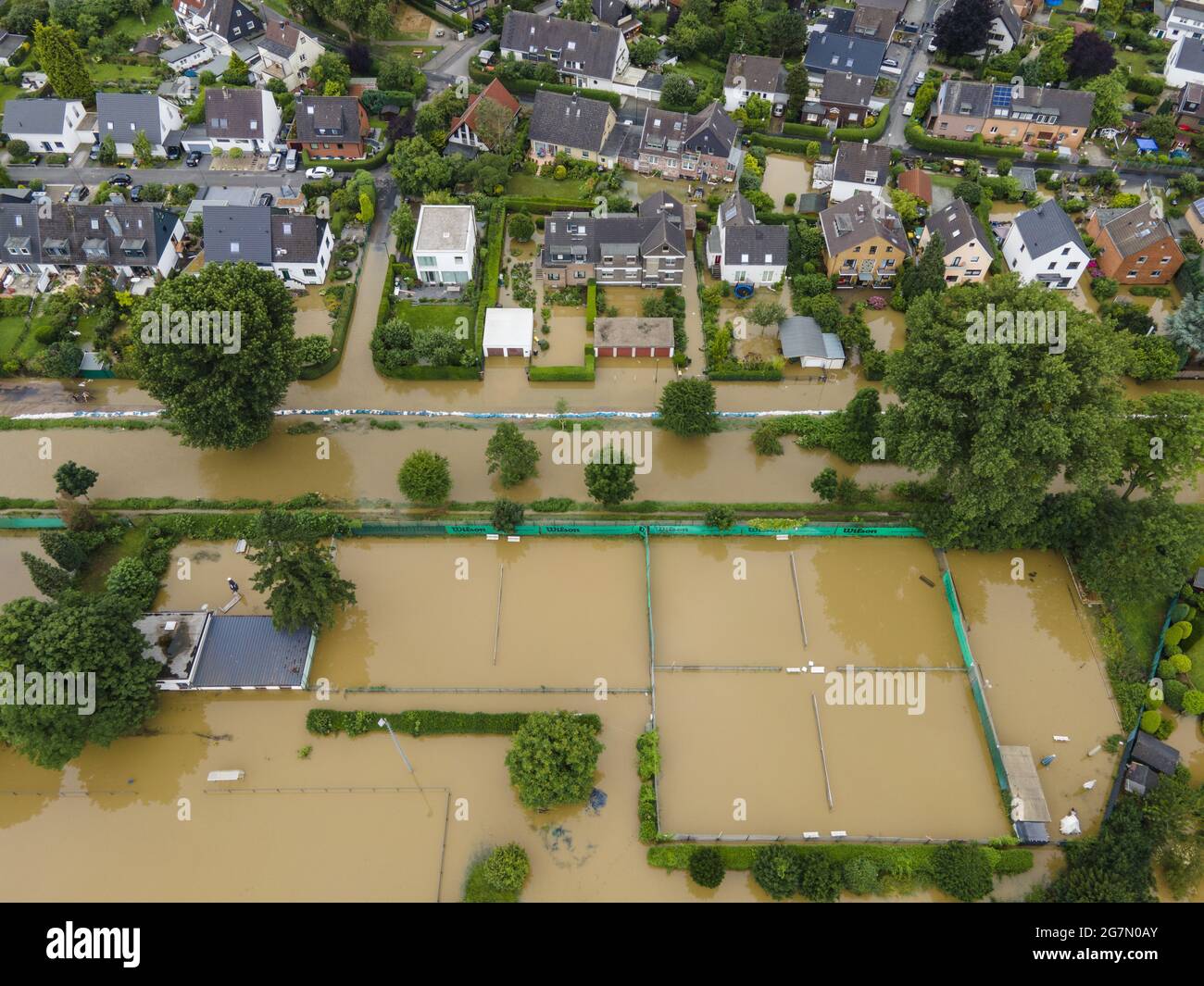 Die Tennisanlage des TV Grafenberg steht unter Wasser Düsseldorf 15.07.2021, Hochwasser in der Ostparksiedlung Foto: Moritz Müller Copyright (nur fü Foto Stock