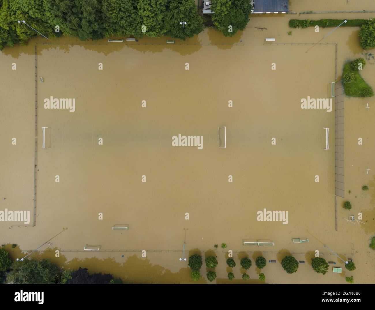 Der Fussballplatz des TV Grafenberg steht unter Wasser Düsseldorf 15.07.2021, Hochwasser in der Ostparksiedlung Foto: Moritz Müller Copyright (nur f Foto Stock