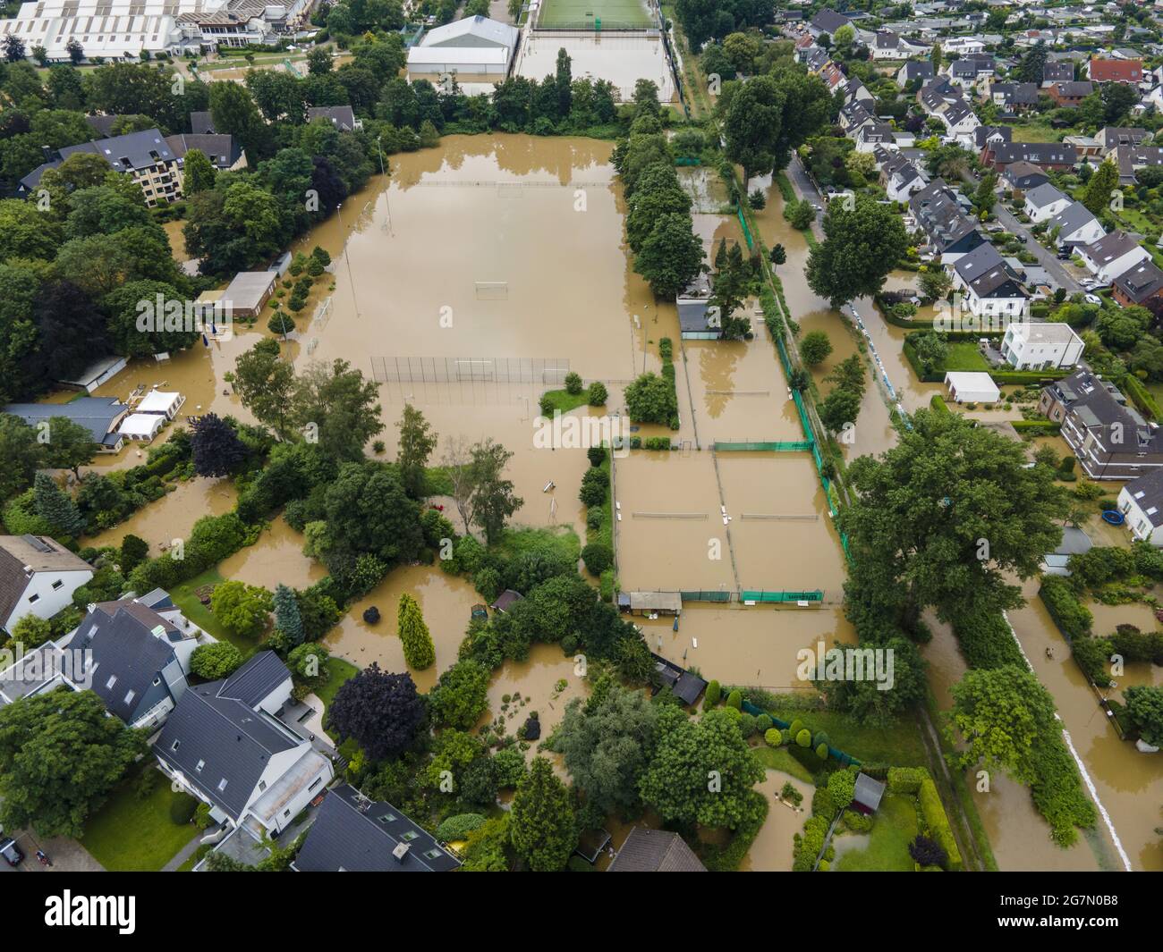 Die Tennisanlage und der Fussballplatz des TV Grafenberg steht unter Wasser Düsseldorf 15.07.2021, Hochwasser in der Ostparksiedlung Foto: Moritz Mül Foto Stock