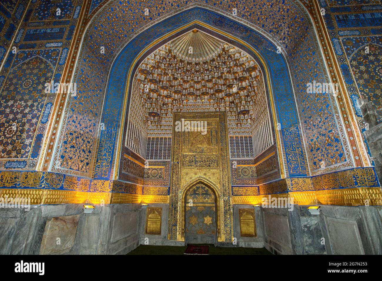 Mihrab, Moschea di Tilya Kori / Madrasah, complesso Registano, Samarcanda, Uzbekistan Foto Stock