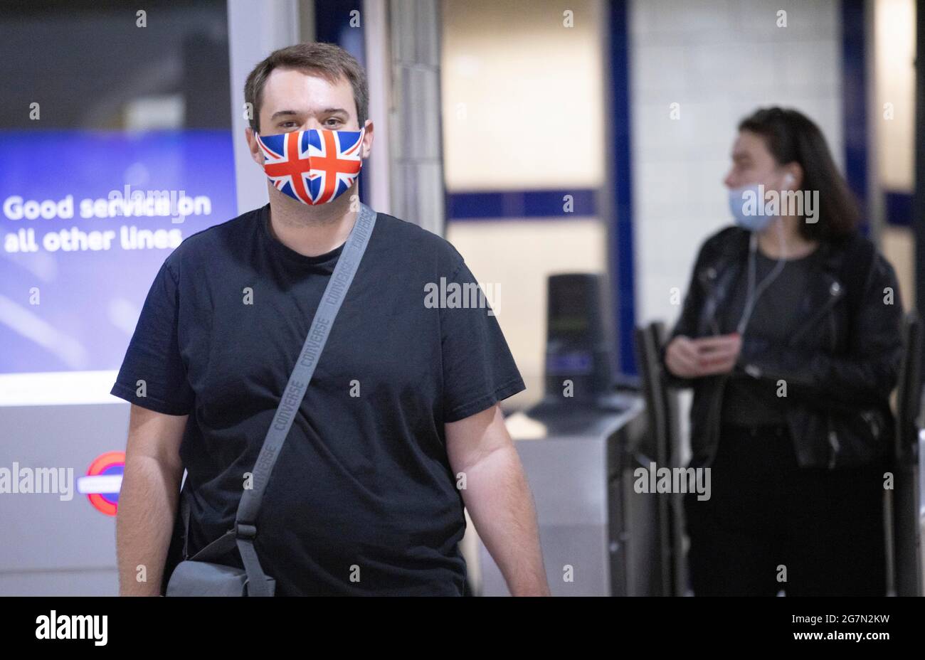 Londra, Regno Unito. 15 luglio 2021. Passeggeri nel sottosuolo londinese che indossano maschere. I passeggeri indossano maschere sui trasporti di Londra. Il 14 luglio il sindaco di Londra, Sadiq Khan, ha dichiarato che l’uso delle maschere sarebbe stato Ôa condizione di carriageÕ e sarebbe stato obbligatorio per i passeggeri dei trasporti pubblici di Londra. Il governo ha affermato che le maschere non saranno obbligatorie a partire dal 19 luglio. Credit: Mark Thomas/Alamy Live News Foto Stock