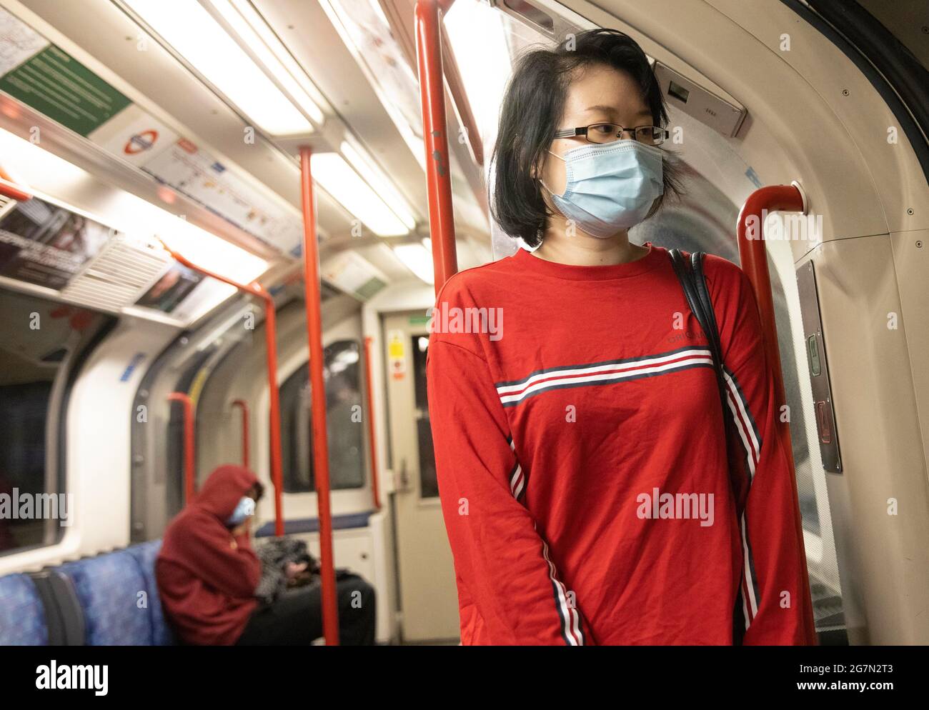 Londra, Regno Unito. 15 luglio 2021. Passeggeri nel sottosuolo londinese che indossano maschere. I passeggeri indossano maschere sui trasporti di Londra. Il 14 luglio il sindaco di Londra, Sadiq Khan, ha dichiarato che l’uso delle maschere sarebbe stato Ôa condizione di carriageÕ e sarebbe stato obbligatorio per i passeggeri dei trasporti pubblici di Londra. Il governo ha affermato che le maschere non saranno obbligatorie a partire dal 19 luglio. Credit: Mark Thomas/Alamy Live News Foto Stock