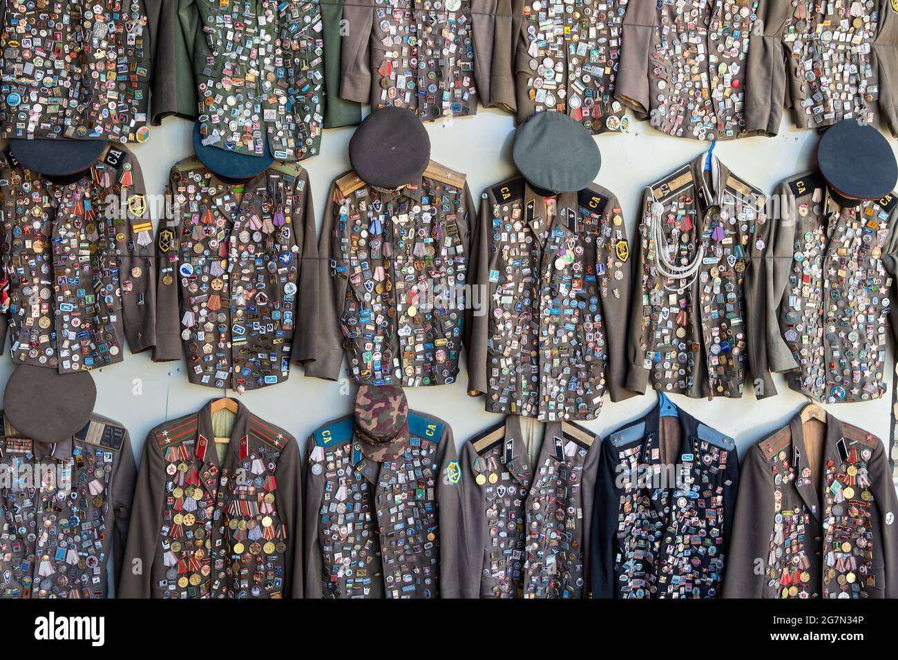 Giubbotti militari russi/sovietici, cappelli, medaglie e badge, negozio, Bukhara, Uzbekistan Foto Stock