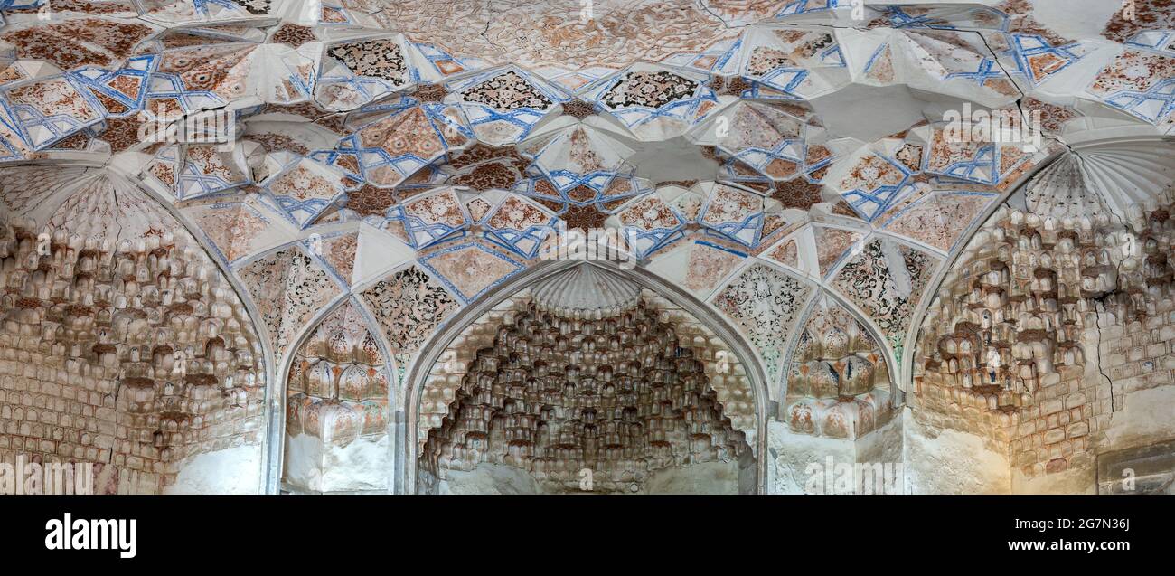 Originale ornato ganch aka stucco, stalactite soffitto Abdullazizkhan Madrasah, Bukhara, parte del complesso religioso storico di Lyab-i Hauz, Bukhara, U. Foto Stock