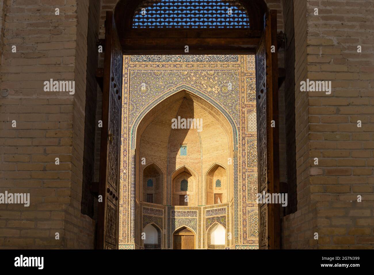 Madrassah araba di Mir-i dalla Moschea di Kalan, complesso po-i-Kalyan, parte del complesso religioso storico di Lyab-i Hauz, Bukhara, Uzbekistan Foto Stock