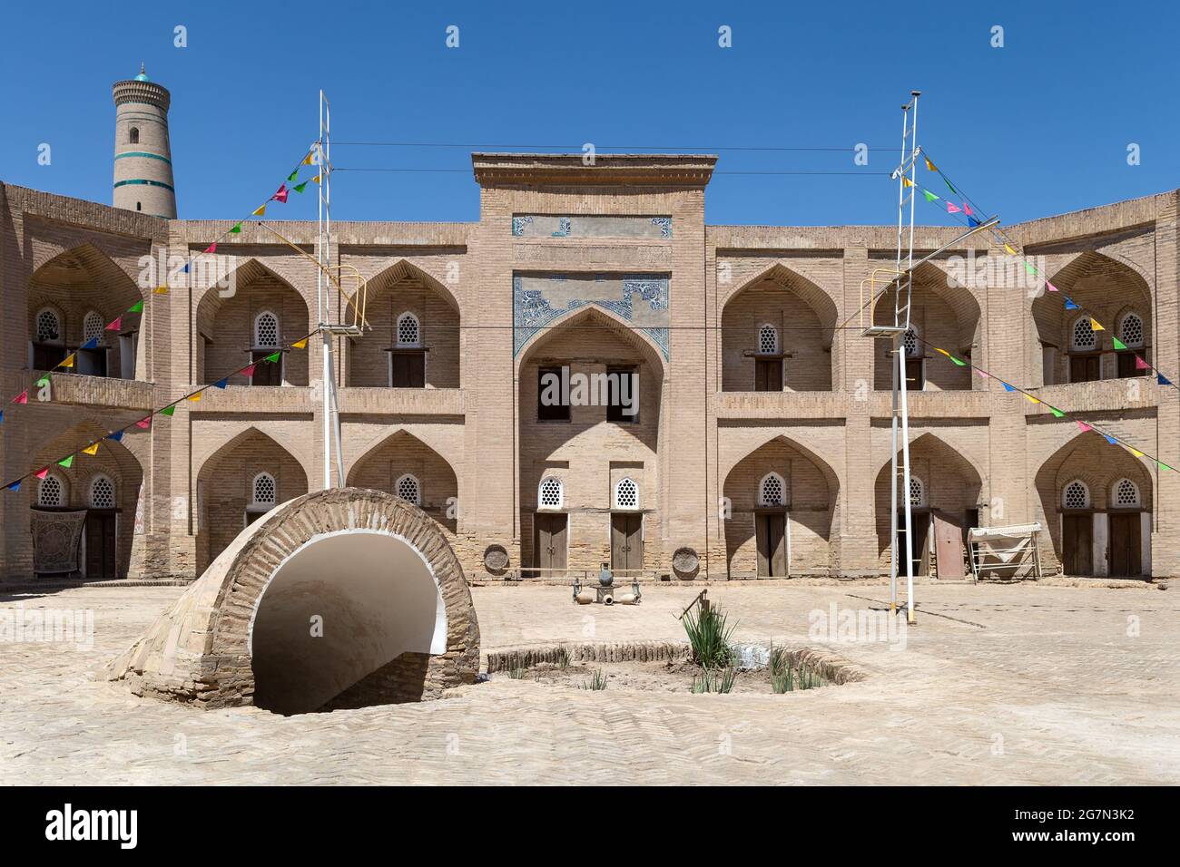 Museo di Belle Arti, Kutlug Murad Inaka medrassah, con apertura al pozzo sotterraneo e ad alto filo, Khiva, Uzbekistan Foto Stock