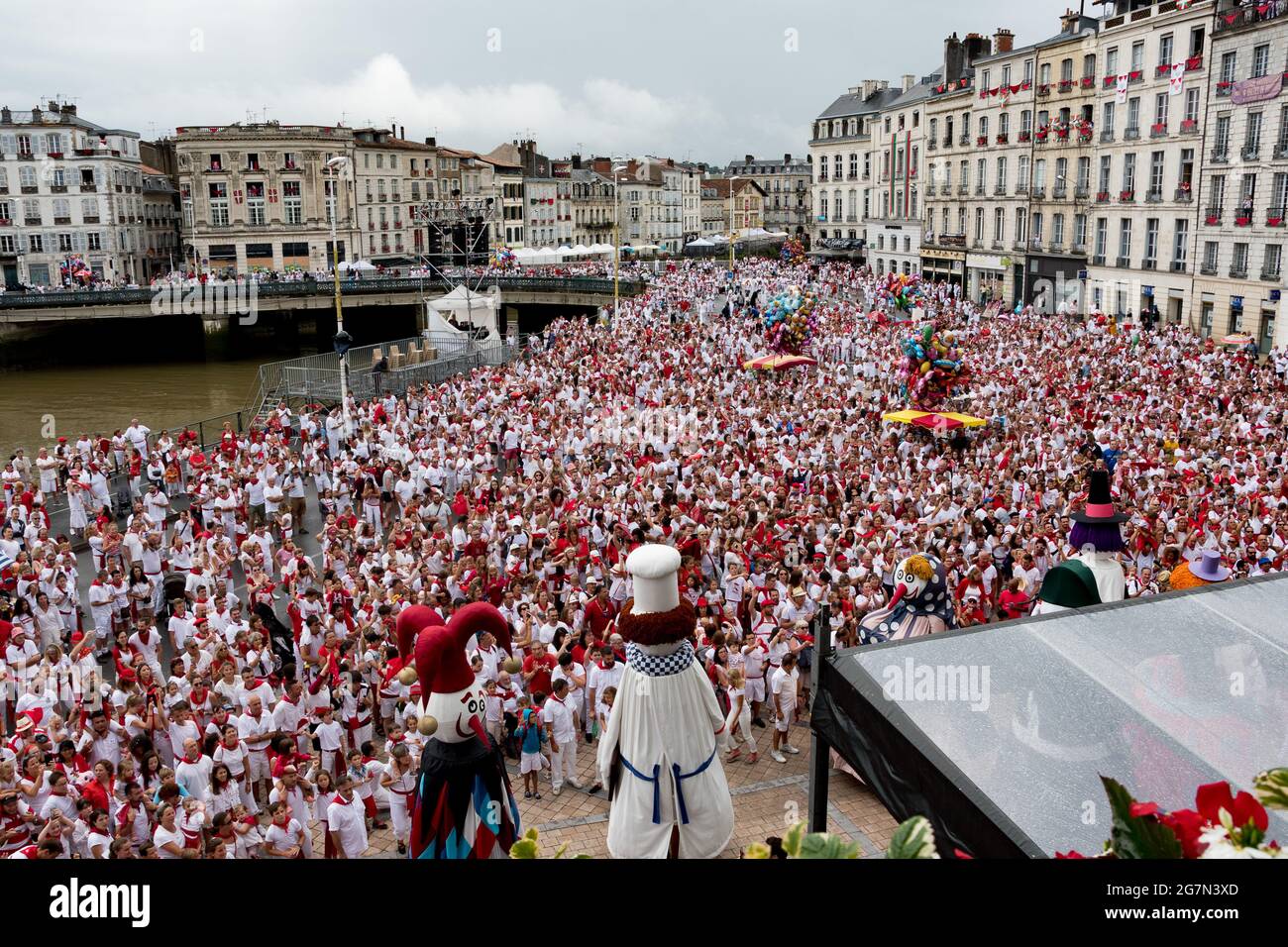 FRANCIA. PIRENEI ATLANTICI (64) PAESI BASCHI. BAYONNE FESTIVAL 2018. KING LEON RISVEGLIO DAL BALCONE DEL MUNICIPIO. Foto Stock