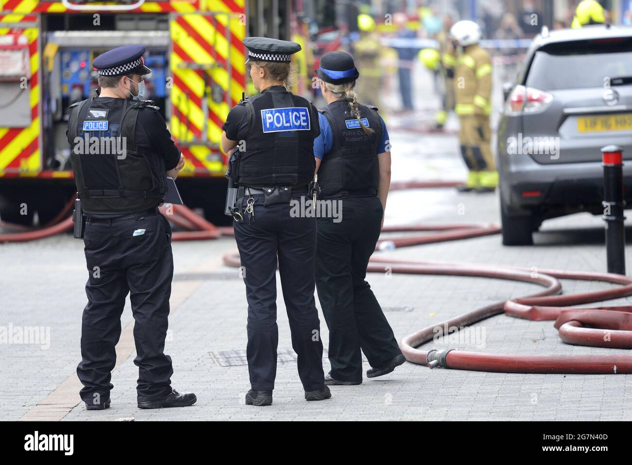 Maidstone, Kent, Regno Unito. Servizi di emergenza che assistono a un grande incendio nel centro città. 14 luglio 2021. Foto Stock