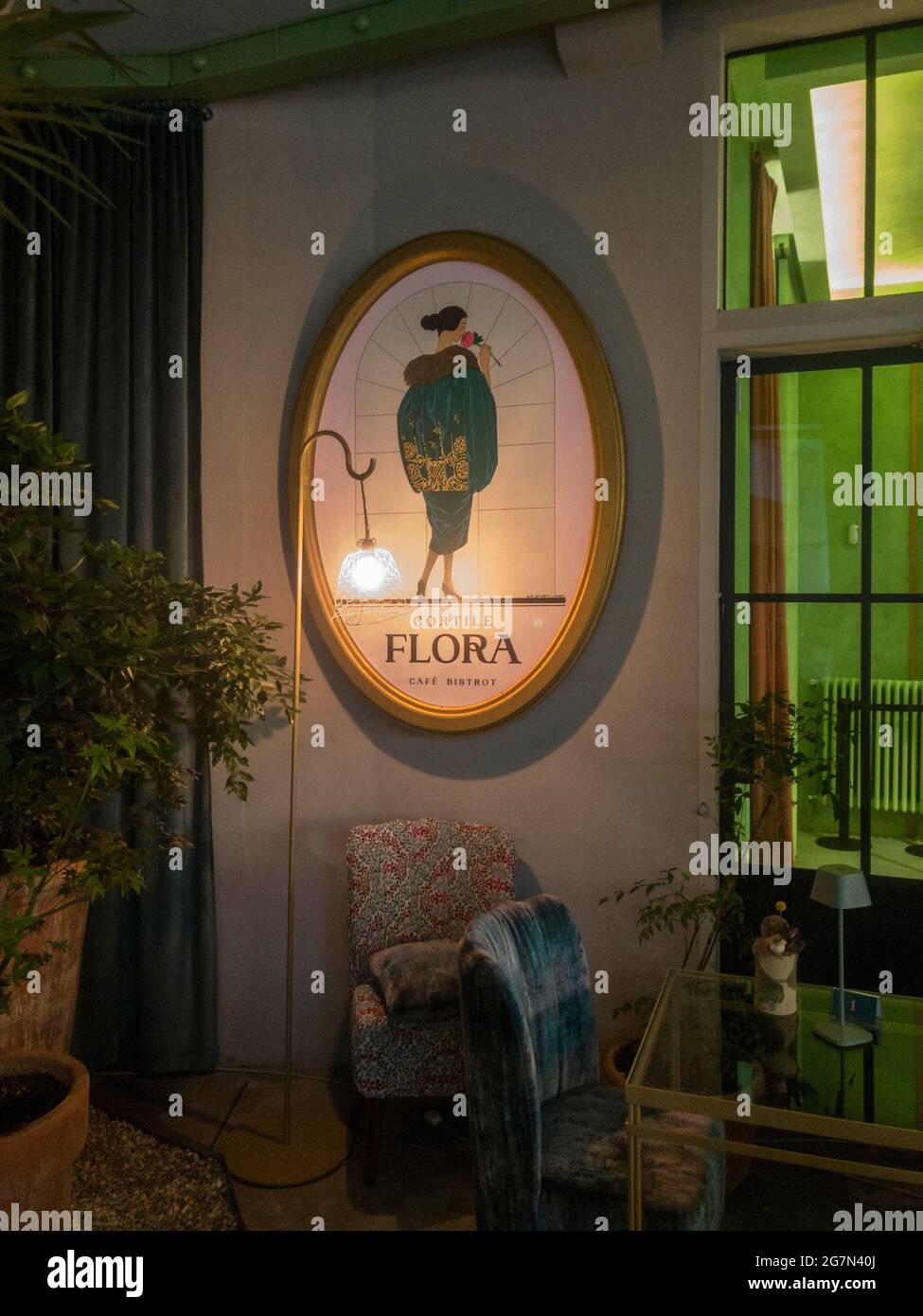 Moscova District Market, caffè e bar del negozio di abbigliamento in via  Alessandro volta a Milano, 07-15-2021. Italia. Mobili di design. Flora Café  Bistrot Foto stock - Alamy