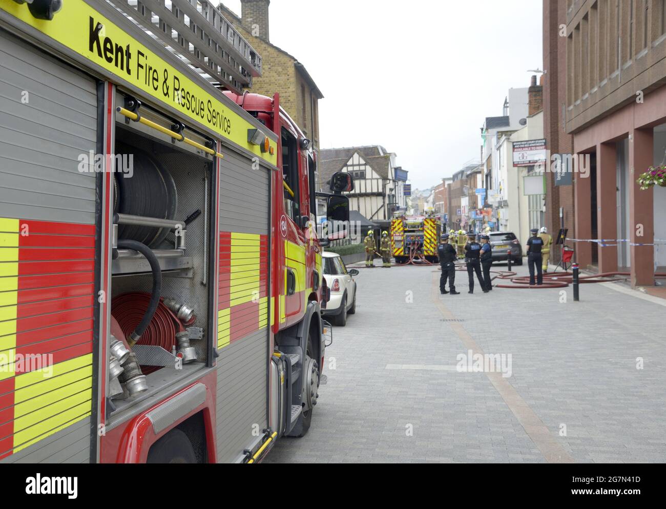 Maidstone, Kent, Regno Unito. Servizi di emergenza che assistono a un grande incendio nel centro città. 14 luglio 2021. Foto Stock