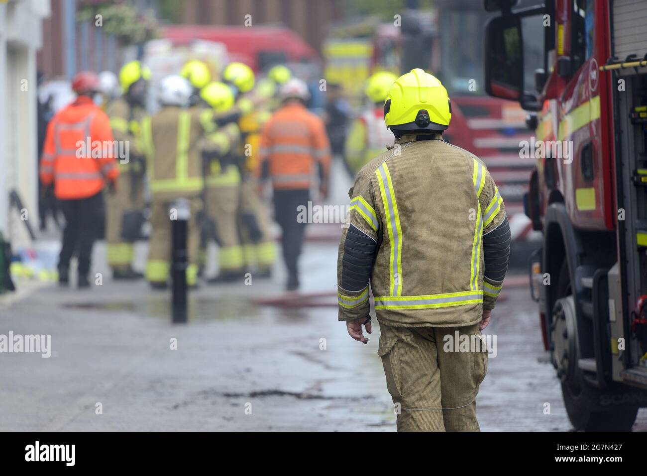 Maidstone, Kent, Regno Unito. Servizi di emergenza che assistono a un grande incendio nel centro città. 14 luglio 2021. Foto Stock