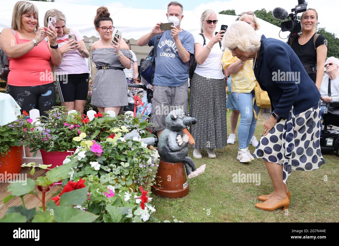 Wellwishers scatta foto mentre la Duchessa di Cornovaglia guarda un gnome giardino chiamato Charles durante una visita al Great Yorkshire Show al Great Yorkshire Showground di Harrogate, North Yorkshire. Data immagine: Giovedì 15 luglio 2021. Foto Stock