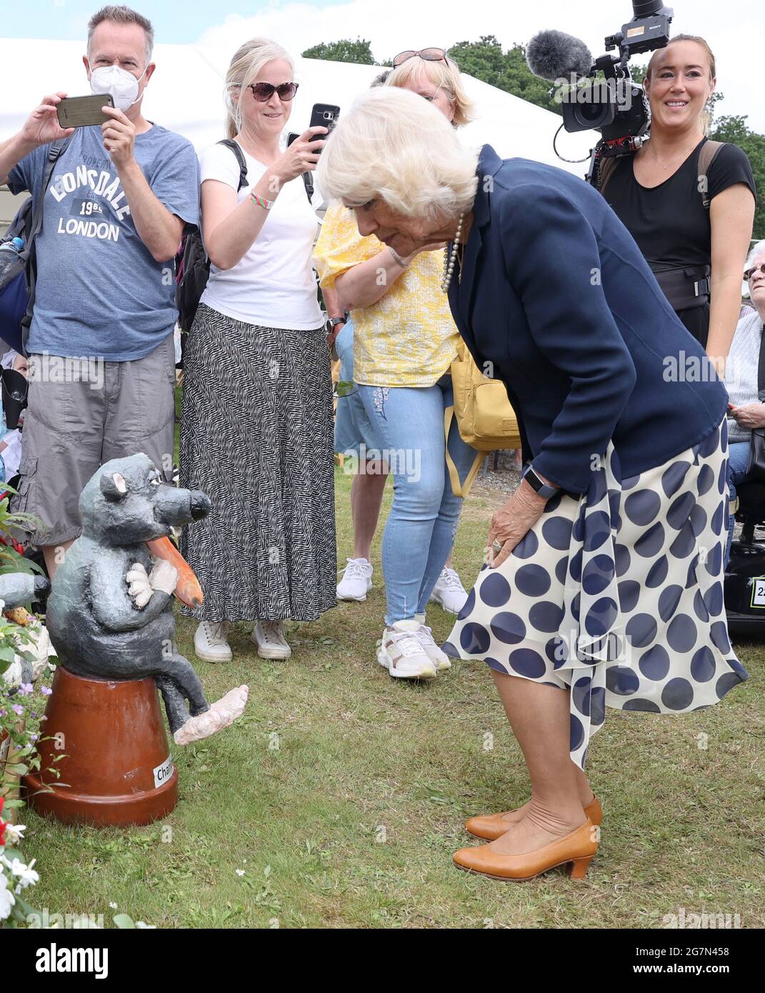 La Duchessa di Cornovaglia guarda un gnome giardino chiamato Charles durante una visita al Great Yorkshire Show al Great Yorkshire Showground ad Harrogate, North Yorkshire. Data immagine: Giovedì 15 luglio 2021. Foto Stock