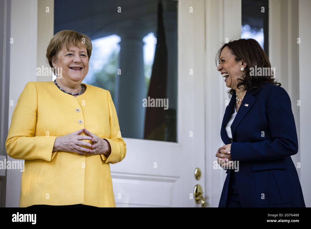 Washington, Stati Uniti. 15 luglio 2021. Il Vice Presidente Kamala Harris (R) dà il benvenuto alla cancelliera tedesca Angela Merkel nella residenza del Vice Presidente per una colazione di lavoro a Washington DC, giovedì 15 luglio 2021. Foto di Samuel Corum/UPI Credit: UPI/Alamy Live News Foto Stock