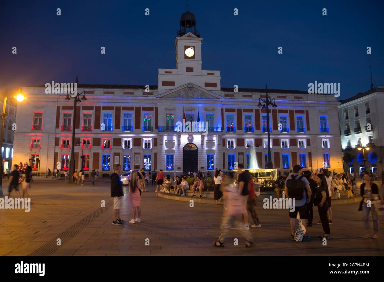 Il presidente della Comunità di Madrid, Isabel Díaz Ayuso, Ha deciso di illuminare la façade della Real Casa de Correos de la Puerta del Sol - sede della Presidenza regionale - con i colori della bandiera cubana da stasera e fino a quando non durano le proteste dell'isola per le strade a sostegno del popolo cubano e. contro la dittatura. Isabel Díaz Ayuso vuole sostenere attivamente la lotta per la libertà nel paese caraibico da parte dell'istituzione regionale. Le fonti nel suo ambiente si qualificano come "insolite" che il governo spagnolo non vuole riconoscere che la re cubana Foto Stock