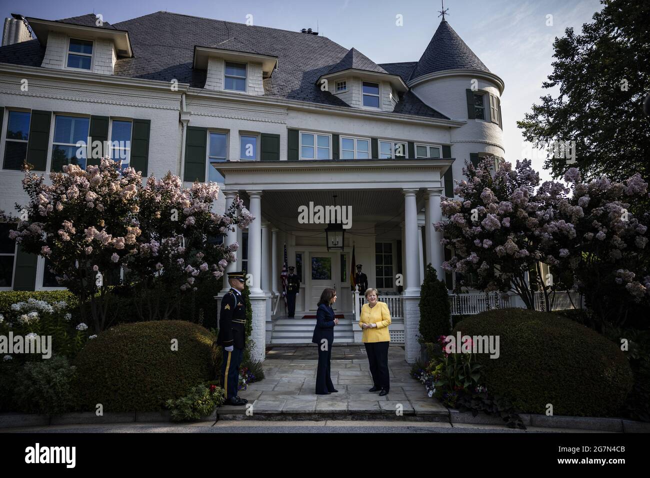 Washington, Stati Uniti. 15 luglio 2021. Il Vice Presidente Kamala Harris (L) dà il benvenuto alla cancelliera tedesca Angela Merkel nella residenza del Vice Presidente per una colazione di lavoro a Washington DC, giovedì 15 luglio 2021. Foto di Samuel Corum/UPI Credit: UPI/Alamy Live News Foto Stock