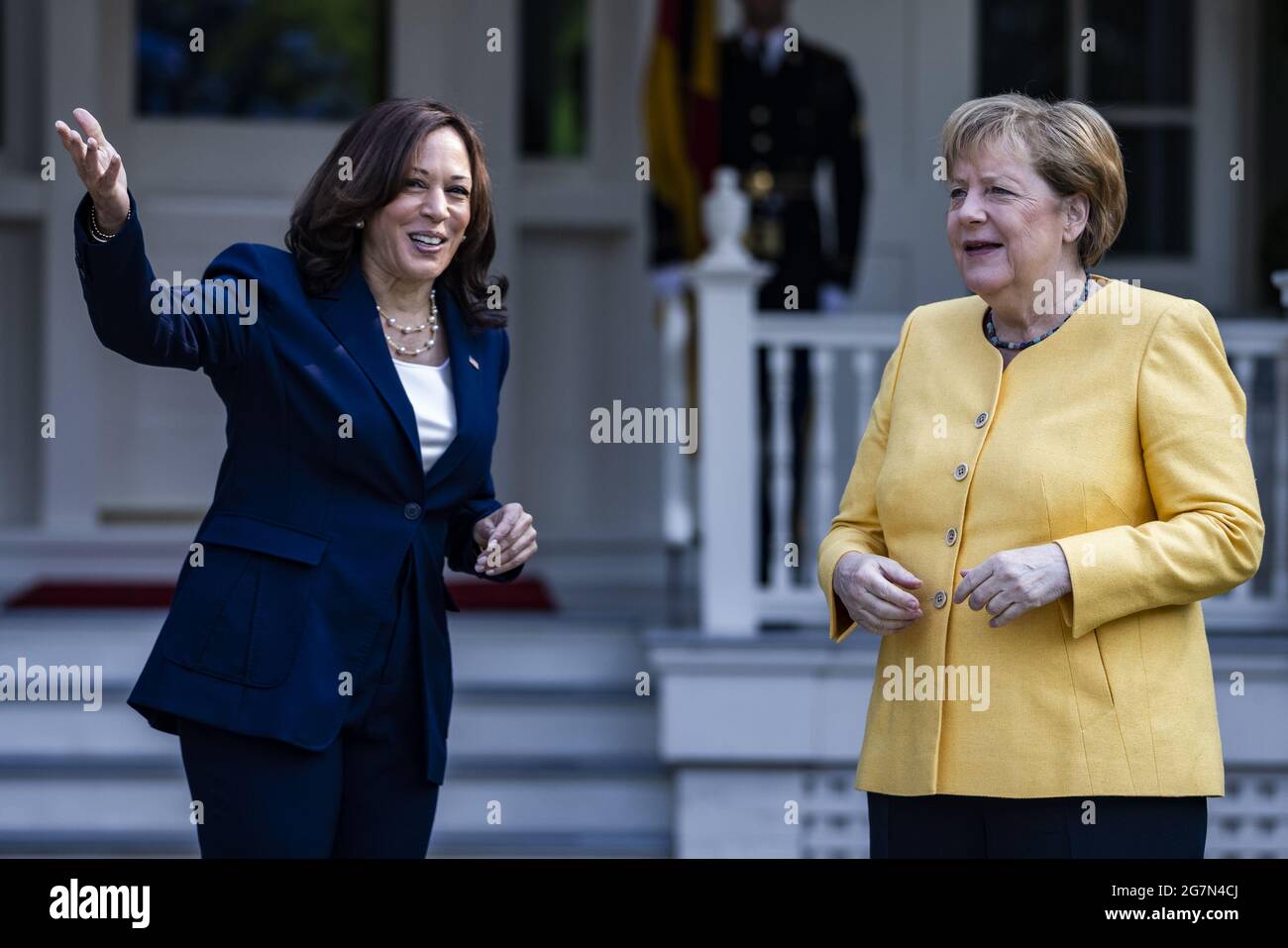 Washington, Stati Uniti. 15 luglio 2021. Il Vice Presidente Kamala Harris (L) dà il benvenuto alla cancelliera tedesca Angela Merkel nella residenza del Vice Presidente per una colazione di lavoro a Washington DC, giovedì 15 luglio 2021. Foto di Samuel Corum/UPI Credit: UPI/Alamy Live News Foto Stock