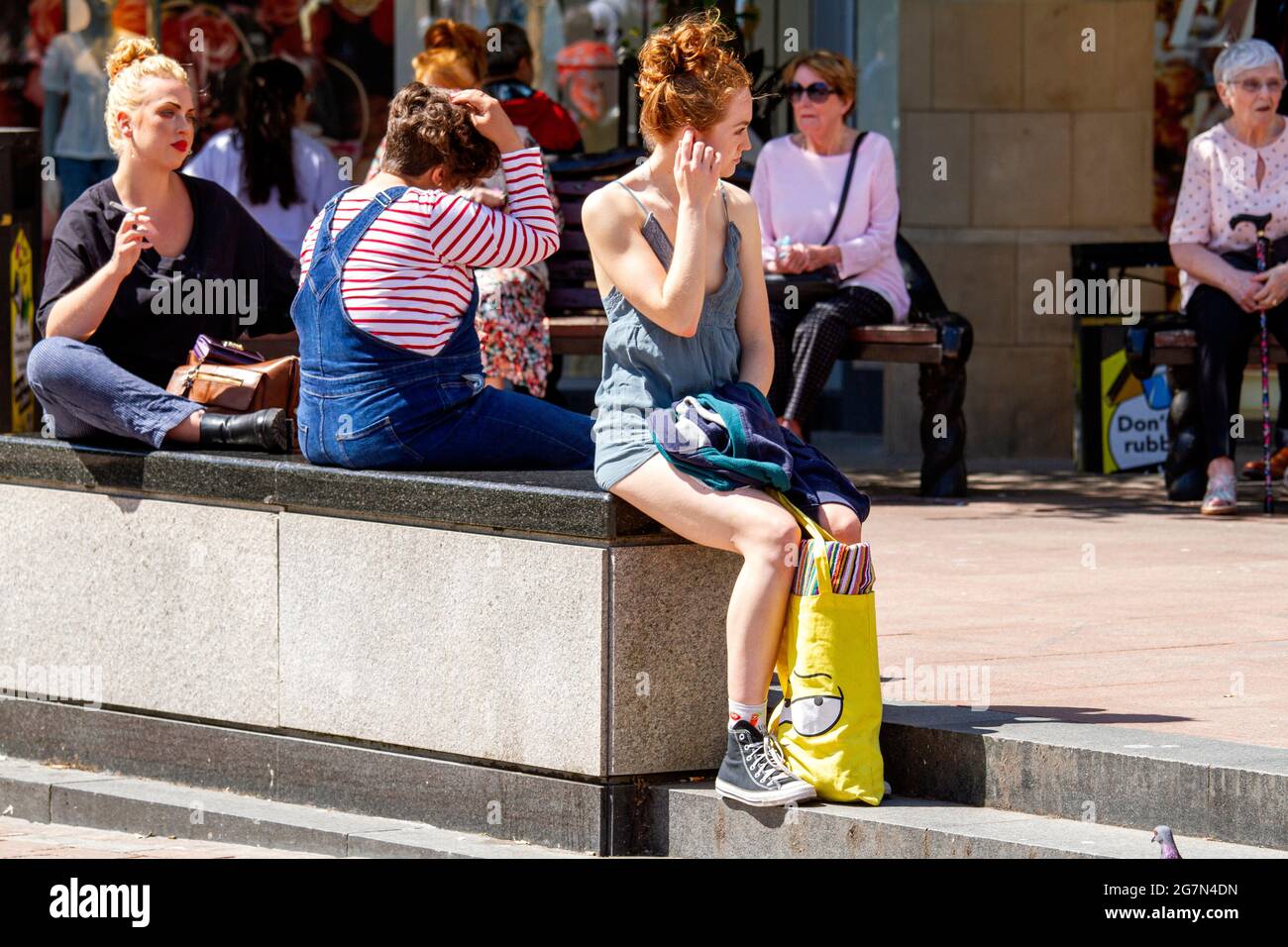 Dundee, Tayside, Scozia, Regno Unito. 15 luglio 2021. Regno Unito Meteo: Caldo sole in tutto il Nord-Est della Scozia con temperature che raggiungono i 20°C. I residenti locali si divertono la giornata con il tempo estivo dopo una giornata di shopping nel centro di Dundee. Credit: Dundee Photographics/Alamy Live News Foto Stock