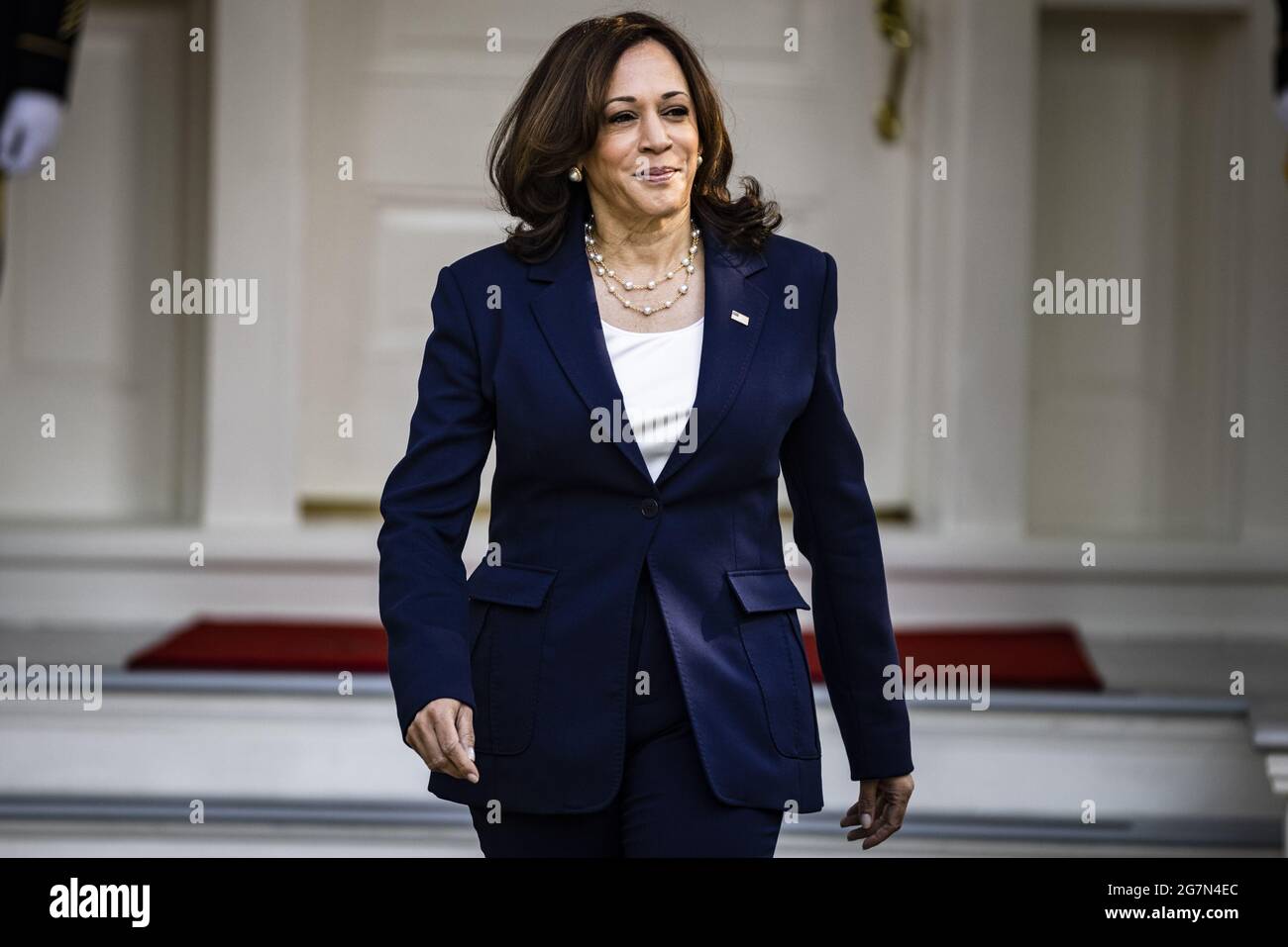 Washington, Stati Uniti. 15 luglio 2021. Il Vice Presidente Kamala Harris si prepara a dare il benvenuto al Cancelliere Angela Merkel della Germania nella residenza del Vice Presidente per una colazione di lavoro a Washington DC, giovedì 15 luglio 2021. Foto di Samuel Corum/UPI Credit: UPI/Alamy Live News Foto Stock