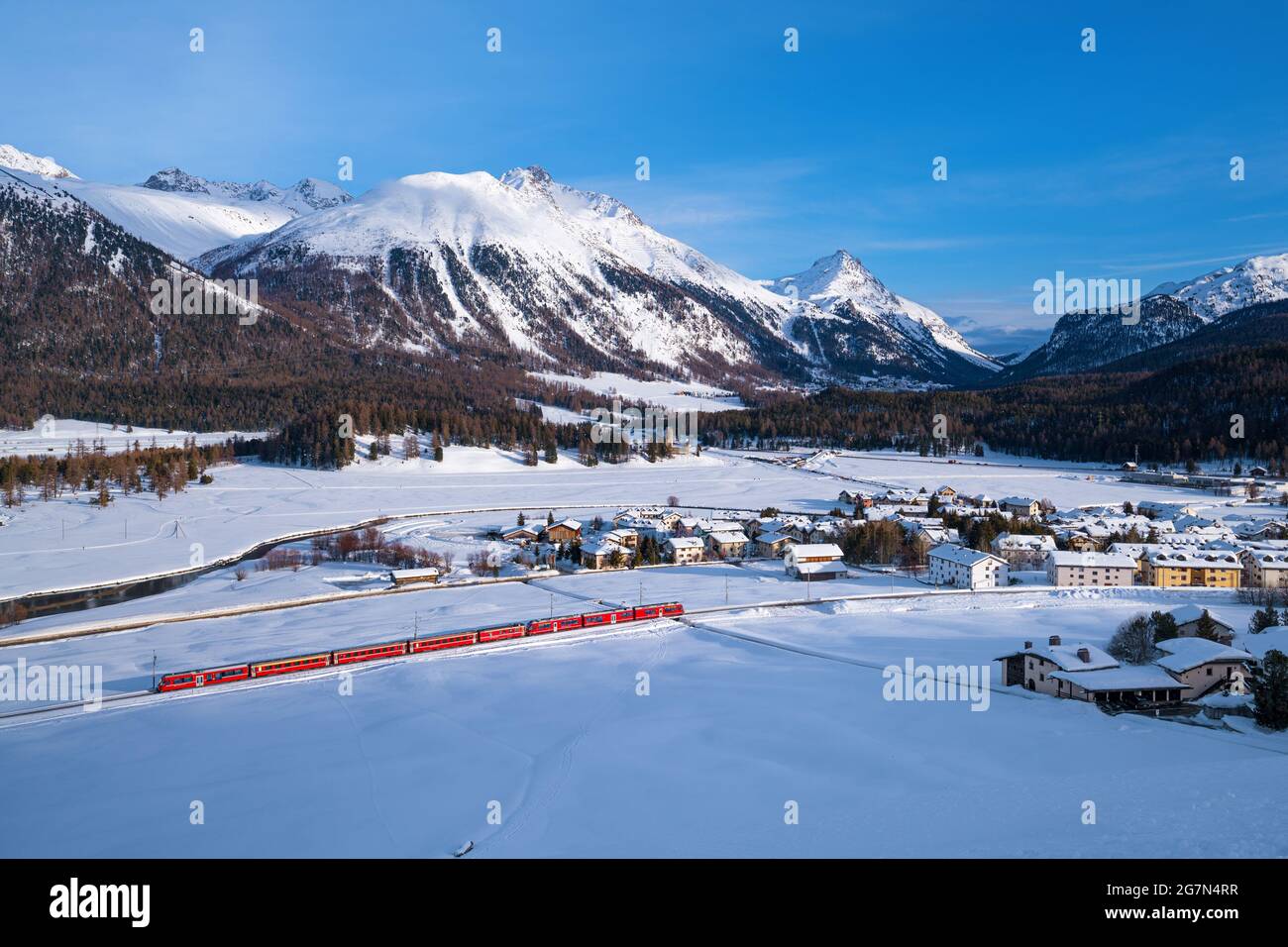 Paesaggio nevoso, villaggi di Celerina (Svizzera) e Pontresina Foto Stock