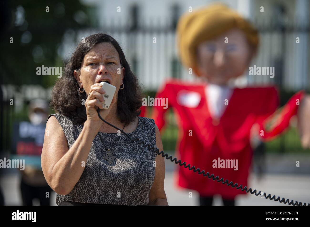 Washington, Stati Uniti. 15 luglio 2021. Public Citizen's Global Trade Watch tiene una protesta al di fuori della Casa Bianca il giorno della visita della cancelliera tedesca Angela Merkel con il presidente Biden a Washington, DC., giovedì 15 luglio 2021.v Foto di Bonnie Cash/UPI Credit: UPI/Alamy Live News Foto Stock